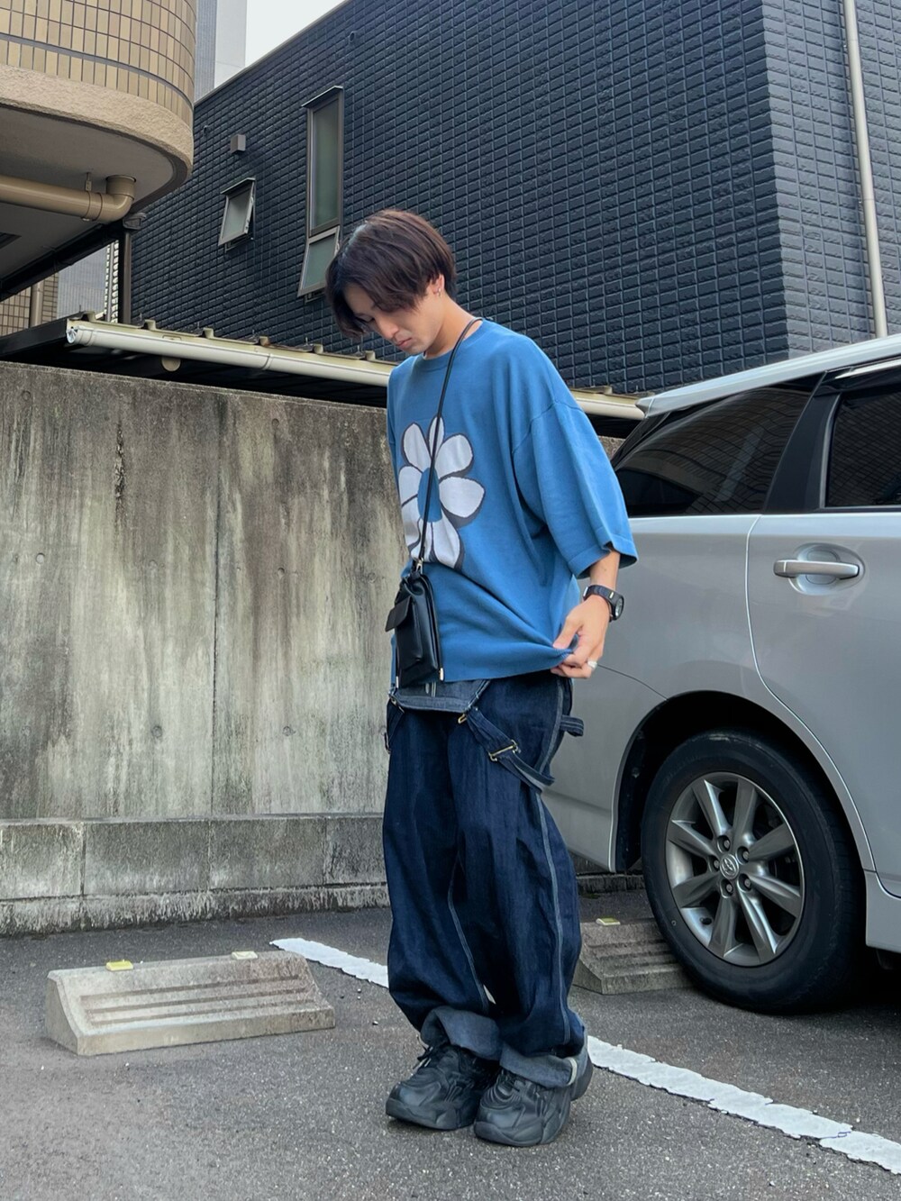 「アツいコーデ全部見せ、デニム、ストリート、淡色コーデ、ショルダーバッグ、秋服準備はじめました、カラー×コーデ、ミニバッグ、韓国ファッション、休日スタイル、低身長コーデ、サロペット、スニーカー、きれいめカジュアル、プチプラ」｜「Alfred Alexのフラワージャガードショートスリーブニット（ニット/セーター、グレー系）」を使った、かわぐちのりひささん（メンズ・168cm）の夏コーディネートの2枚目の写真