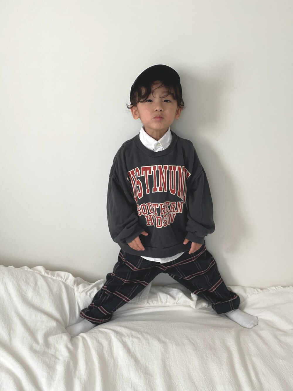 ブラック系のスウェット、グレー系のその他パンツ、ホワイト系のシャツ/ブラウスを着用したキッズの冬コーディネートの2枚目の写真