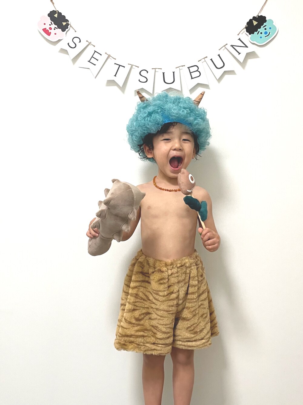 イエロー系のその他パンツを着用したキッズの冬コーディネートの2枚目の写真