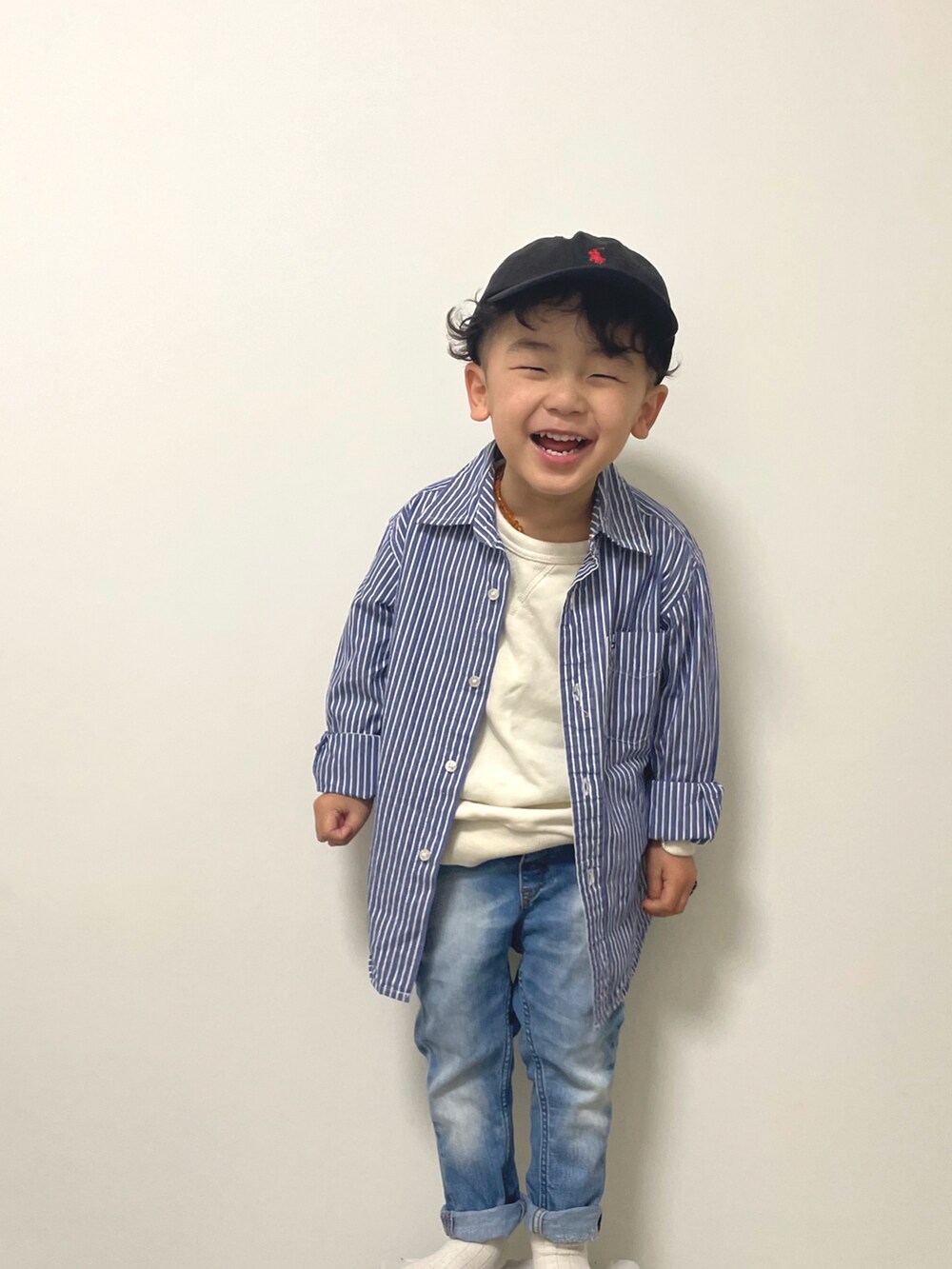 ブルー系のシャツ/ブラウス、ホワイト系のスウェット、ブルー系のデニムパンツを着用したキッズの冬コーディネートの2枚目の写真