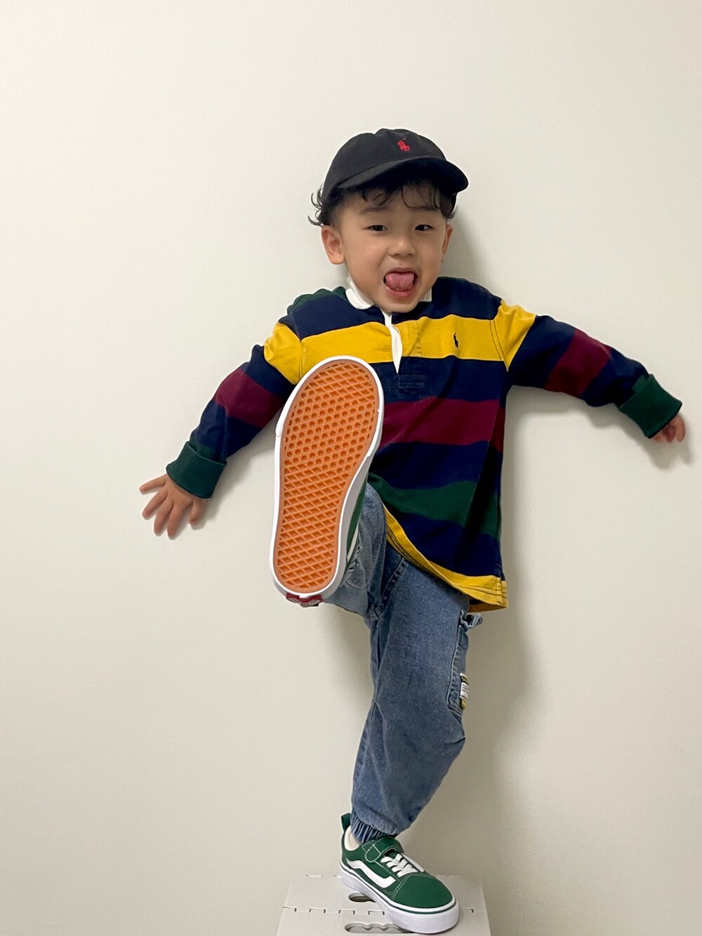 その他のポロシャツ、ブルー系のデニムパンツ、グリーン系のスニーカーを着用したキッズの冬コーディネートの2枚目の写真