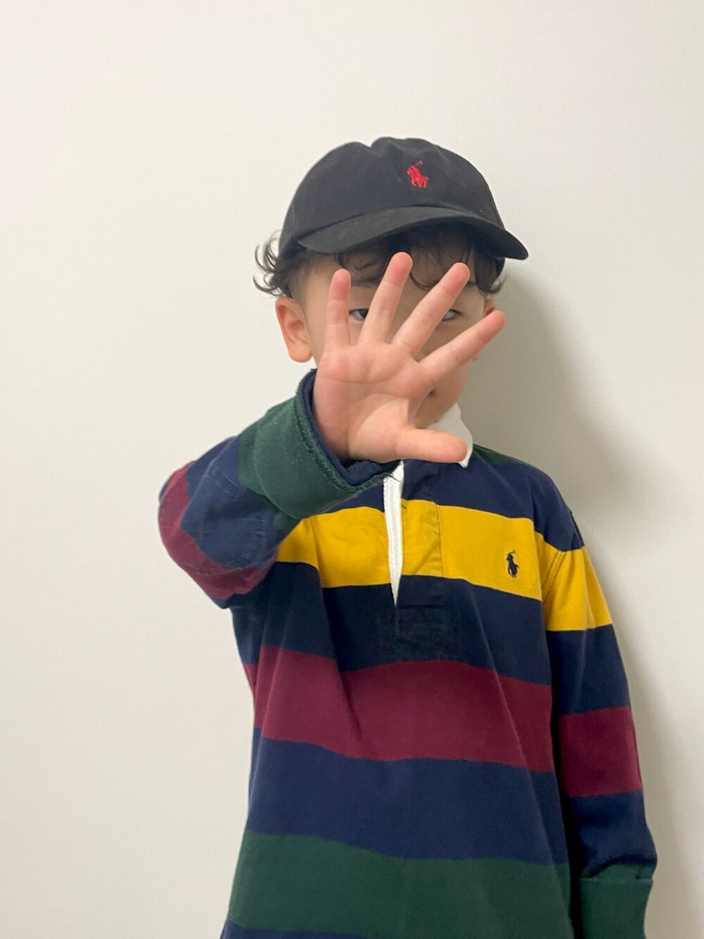 その他のポロシャツ、ブルー系のデニムパンツ、グリーン系のスニーカーを着用したキッズの冬コーディネートの3枚目の写真