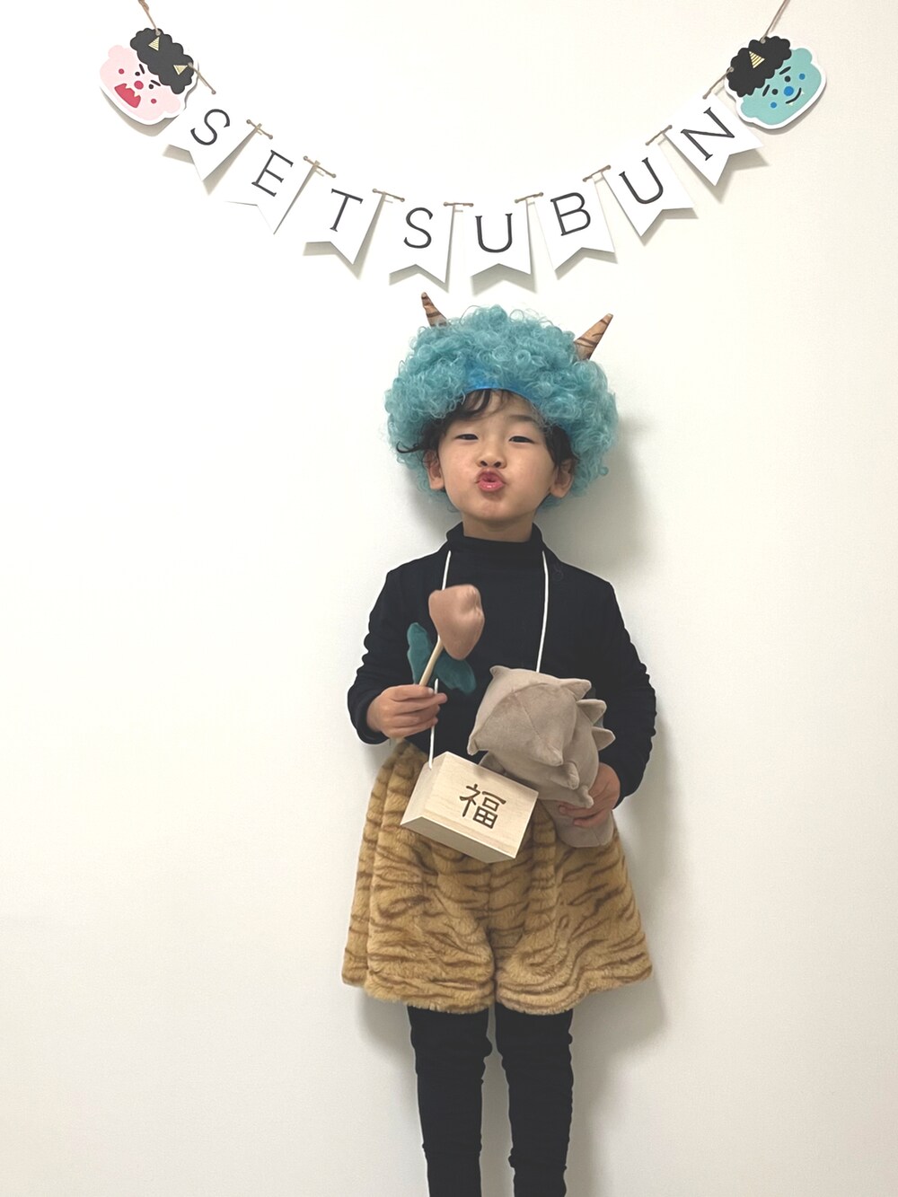 イエロー系のその他パンツを着用したキッズの冬コーディネートの4枚目の写真