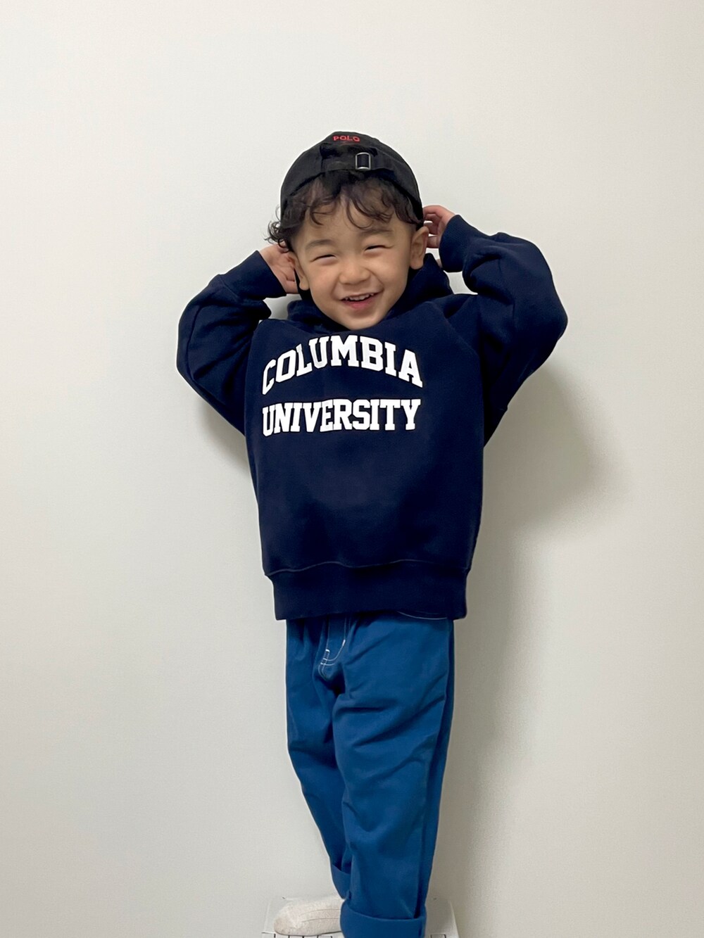 ブルー系のパーカー、ブルー系のその他パンツ、ホワイト系のシャツ/ブラウスを着用したキッズの冬コーディネートの3枚目の写真