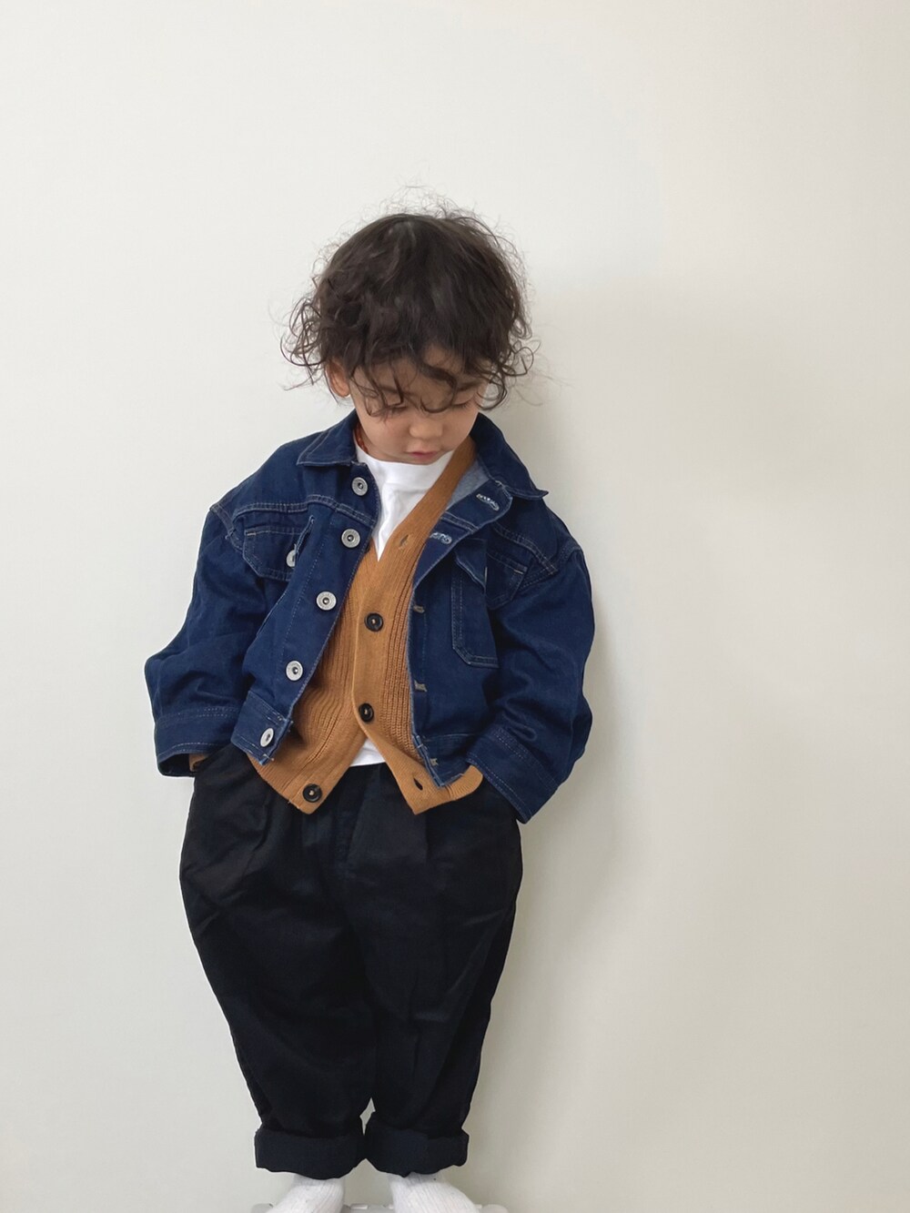 ブラック系のチノパンツ、ブルー系のデニムジャケット、ホワイト系のTシャツ/カットソーを着用したキッズの冬コーディネートの2枚目の写真