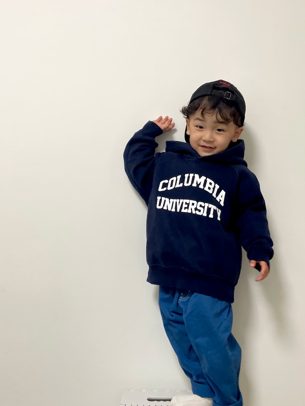 ブルー系のパーカー、ブルー系のその他パンツ、ホワイト系のシャツ/ブラウスを着用したキッズの冬コーディネートの2枚目の写真