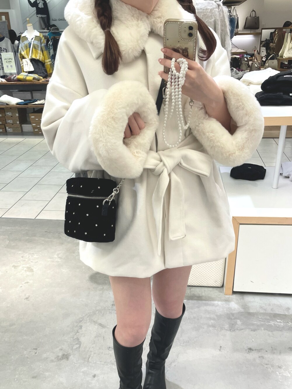 「おでかけコーデ、冬アウター、秋冬コーデ、ガーリー、クリスマス、冬コーデ、アウター、高身長コーデ、プチプラコーデ」｜「one after another NICE CLAUPのフェイクファーあざとモテコート/リバイバルアイテム（ステンカラーコート、ホワイト系）」を使った、kyoさん（レディース・163cm）の秋コーディネートの4枚目の写真