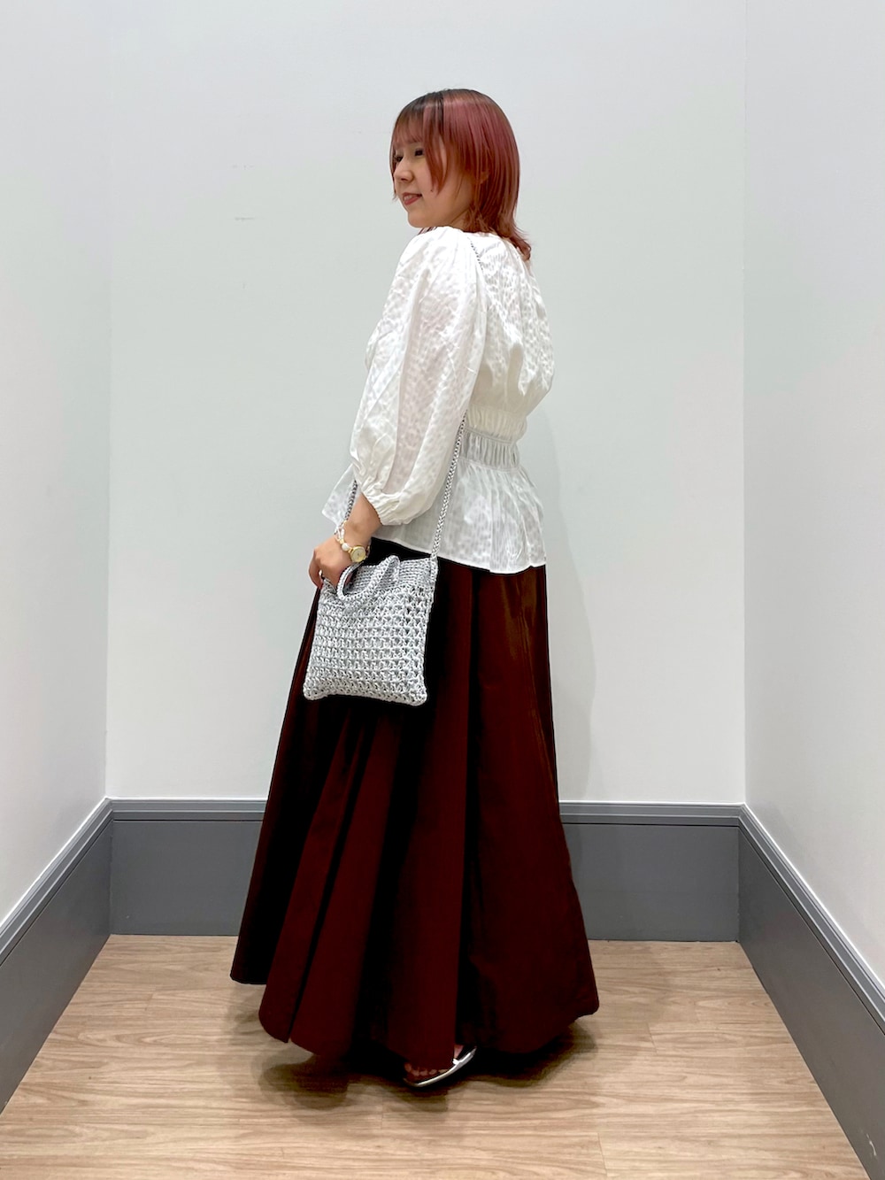 「春コーデ、春、お洒落さんとつながりたい、低身長コーデ、ブラウス、スカート、ロングスカート、春服みてみて、いいね、save、フォローお願いします🤑、ホワイト、ぽっちゃり、サンダル、着痩せコーデ」|「LOWRYS FARMのボリュームスリーブシャーリングブラウス 192029(シャツ/ブラウス、ホワイト系)」を使った、よこさんさん(レディース・153cm)の春コーディネートの2枚目の写真