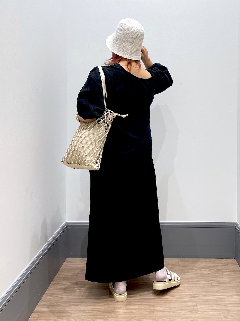 「LOWRYS FARM、ローリーズファーム(LOWRYS FARM)、大人かわいい、ワンピース、帽子、春夏コーデ、ホワイト、ワンピースコーデ、低身長」｜「LOWRYS FARMのサーモHAT（ハット、ホワイト系）」を使った、よこさんさん（レディース・153cm）の春コーディネートの3枚目の写真