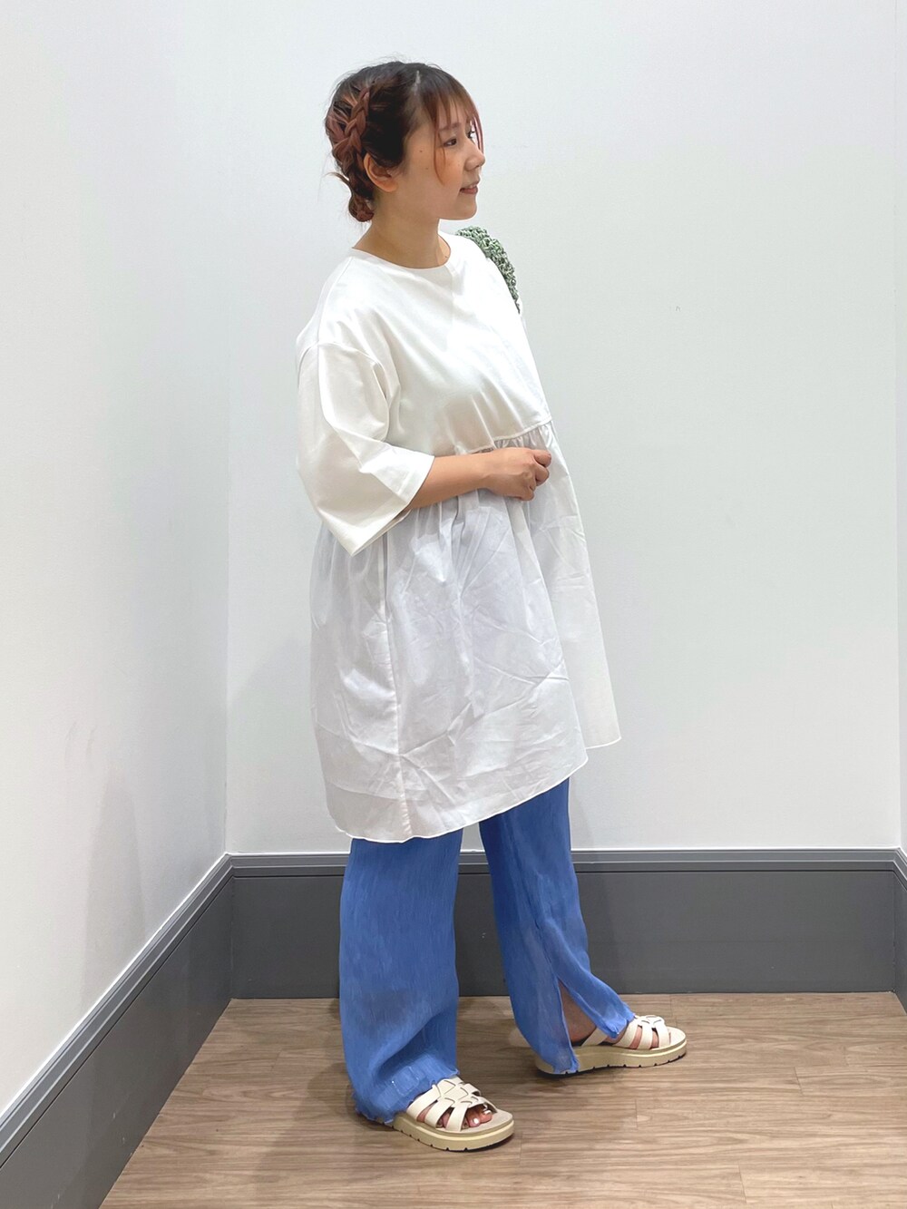 「オトナカジュアル、おでかけコーデ、パンツコーデ、おしゃれさんと繋がりたい、夏コーデ、低身長女子、カラーコーデ、サンダル、LOWRYS FARM、チュニック」｜「LOWRYS FARMのフハクキリカエチュニックＳＳ　194827（Tシャツ/カットソー、ホワイト系）」を使った、よこさんさん（レディース・153cm）の春コーディネートの4枚目の写真
