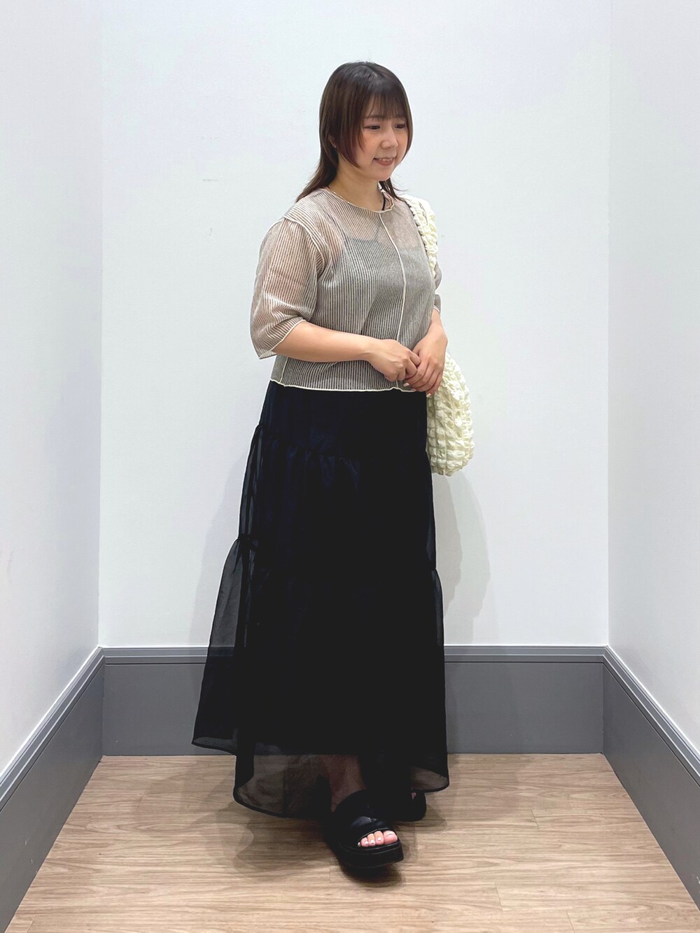 「ラクチンコーデ、お洒落さんとつながりたい、夏服コーデ、大人可愛い、LOWRYS FARM、カジュアルコーデ、オトナカワイイ」|「LOWRYS FARMのシアーラッセルショート6S 905559(Tシャツ/カットソー、ホワイト系)」を使った、よこさんさん(レディース・153cm)の夏コーディネートの3枚目の写真