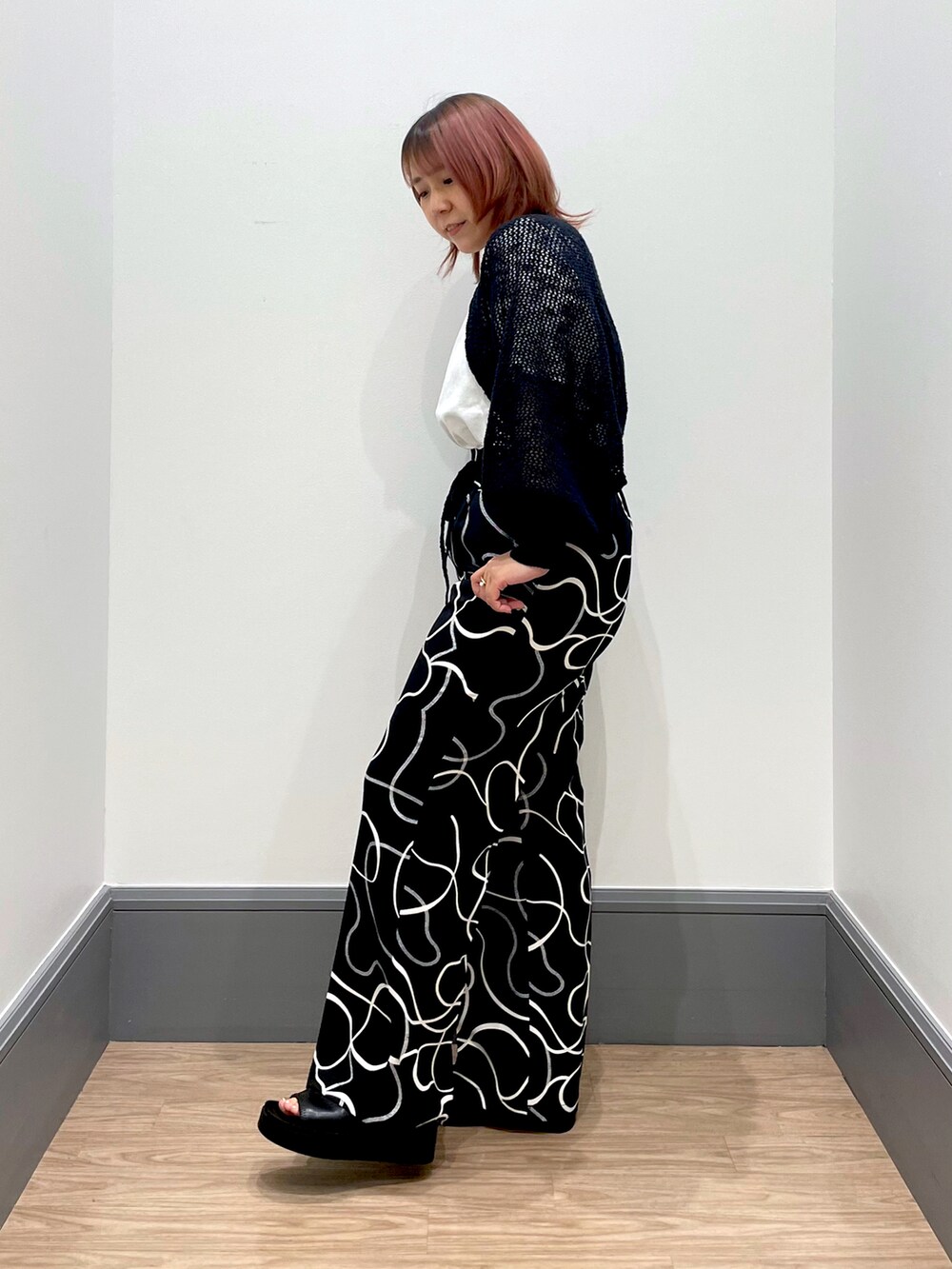 「春、大人カジュアル、シンプル、モノトーン、モノトーンコーデ、お洒落さんとつながりたい、メッシュ」｜「LOWRYS FARMのプリントロゴＴシャツ　191375（Tシャツ/カットソー、ホワイト系）」を使った、よこさんさん（レディース・153cm）の春コーディネートの2枚目の写真