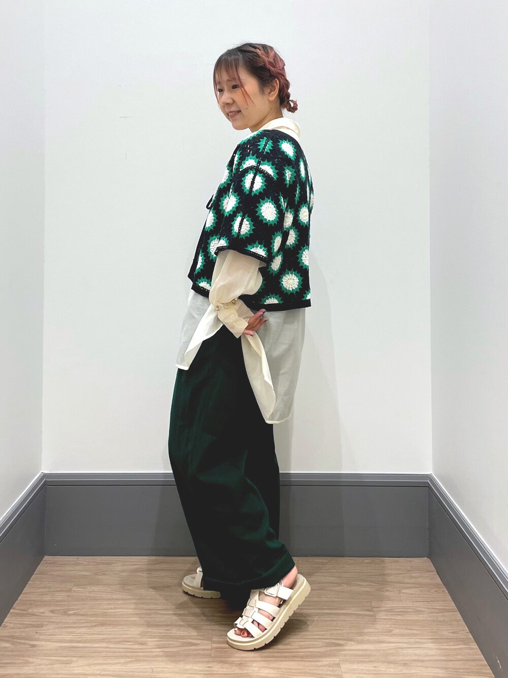 「パンツスタイル、カジュアル、ラフコーデ、サンダル、LOWRYS FARM、ローリーズファーム(LOWRYS FARM)、低身長、楽チンコーデ、カラーパンツ、シアーシャツ」｜「LOWRYS FARMの２ＷＡＹクロシェアミＳＳ　704165（カーディガン/ボレロ、ブラック系）」を使った、よこさんさん（レディース・153cm）の春コーディネートの2枚目の写真