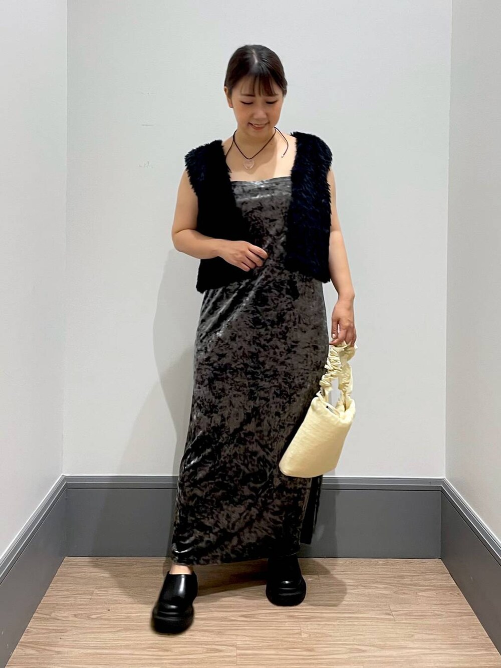 「着痩せ・細見え、体型カバー、低身長、カジュアル、差し色コーデ、LOWRYS FARM、ローリーズスタイル_LOWRYS FARM、ゆったり」|「LOWRYS FARMのクラッシュベロアキャミワンピース 965919(ワンピース、グレー系)」を使った、よこさんさん(レディース・153cm)の夏コーディネートの5枚目の写真