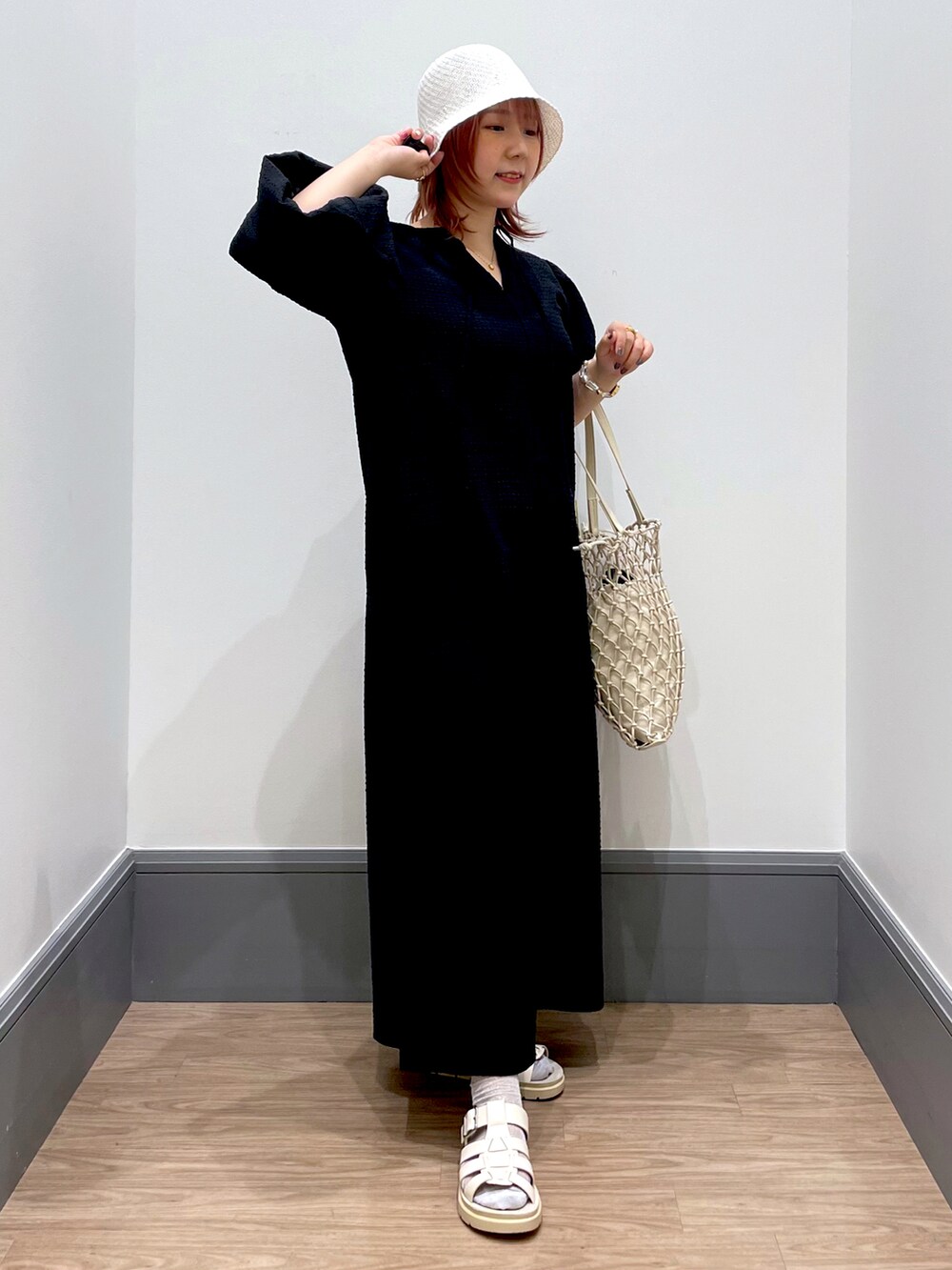 「LOWRYS FARM、ローリーズファーム(LOWRYS FARM)、大人かわいい、ワンピース、帽子、春夏コーデ、ホワイト、ワンピースコーデ、低身長」｜「LOWRYS FARMのサーモHAT（ハット、ホワイト系）」を使った、よこさんさん（レディース・153cm）の春コーディネートの4枚目の写真