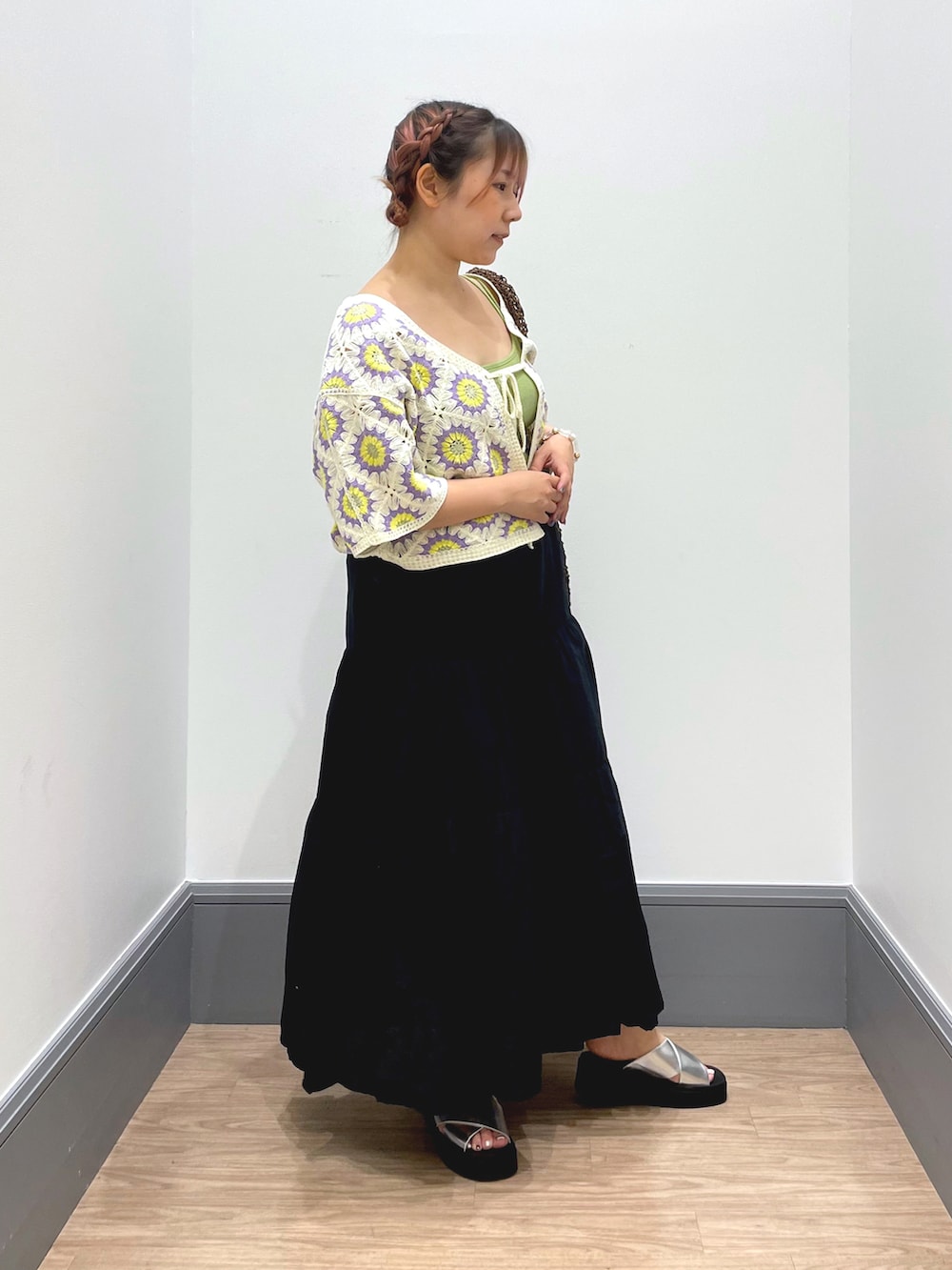 「ラクチンコーデ、オトナカジュアル、お洒落さんとつながりたい、低身長女子、スカート、ティアードスカート、LOWRYS FARM、ローリーズファーム(LOWRYS FARM)」｜「LOWRYS FARMのスタイルUPカップキャミ　177883（キャミソール、グリーン系）」を使った、よこさんさん（レディース・153cm）の春コーディネートの5枚目の写真