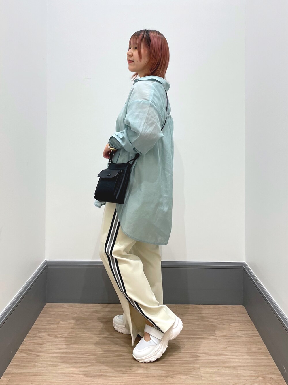 「シンプルコーデ、おしゃれさんと繋がりたい、パンツコーデ、春コーデ、いいね、save、フォローお願いします🤑、低身長、タンクトップ、オトナカジュアル、シアーシャツ」|「LOWRYS FARMのシアーシャツロングスリーブ 176292(シャツ/ブラウス、グリーン系)」を使った、よこさんさん(レディース・153cm)の春コーディネートの2枚目の写真
