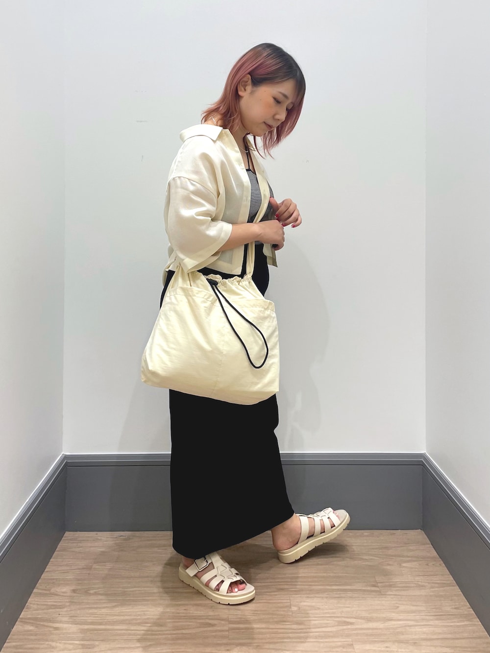 「夏コーデ、オトナ女子、ショルダーバッグ、おしゃれさんと繋がりたい、シャツ好き集まれ、ジャケット、LOWRYS FARM」|「LOWRYS FARMのスタイルUPカップアシメST 177888(タンクトップ、ホワイト系)」を使った、よこさんさん(レディース・153cm)の夏コーディネートの5枚目の写真