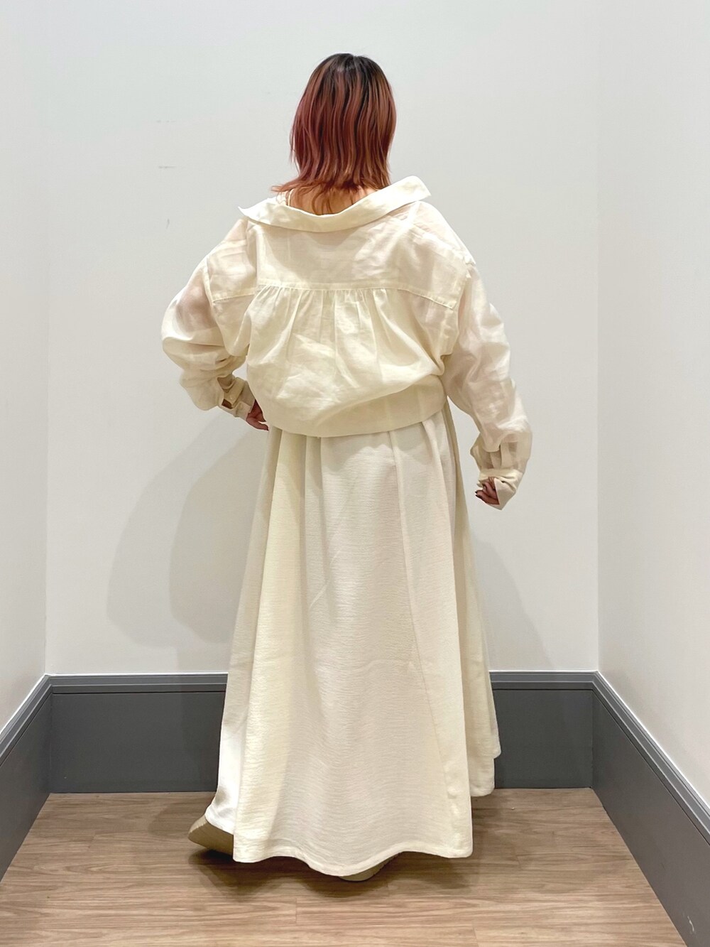 「シンプルコーデ、キレイめカジュアル、春コーデ、体型カバー、可愛い、ワンピース、サンダル、キャミワンピース、LOWRYS FARM」｜「LOWRYS FARMのシアーシャツロングスリーブ　176292（シャツ/ブラウス、ホワイト系）」を使った、よこさんさん（レディース・153cm）の夏コーディネートの3枚目の写真
