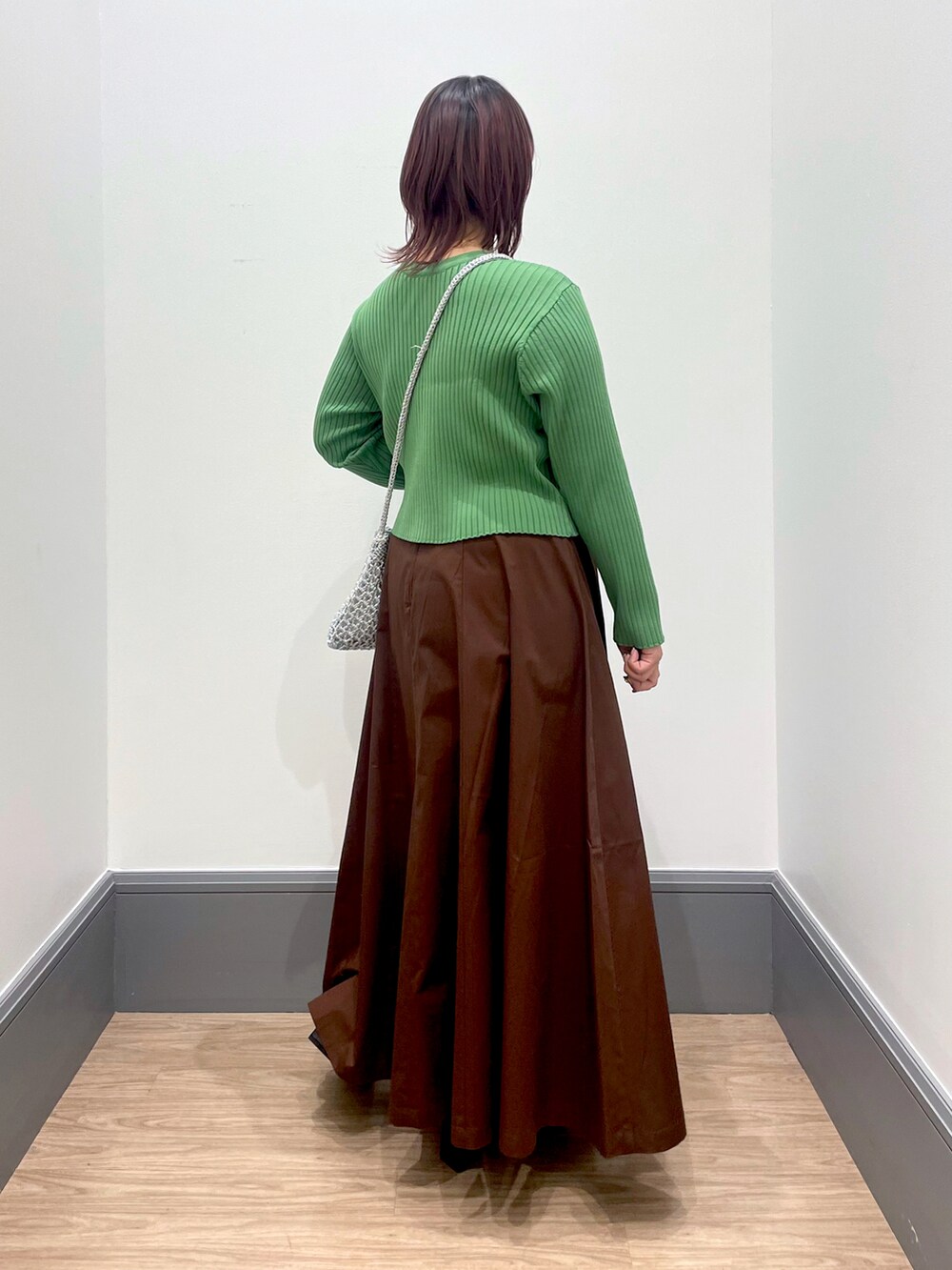 「大人カジュアル、シンプル、キレイめ、お洒落さんとつながりたい、スカート、チュールスカート、カーディガン、グリーン、リバーシブル」|「LOWRYS FARMの2WAYクロップドカーディガン 165093(カーディガン/ボレロ、グリーン系)」を使った、よこさんさん(レディース・153cm)の春コーディネートの2枚目の写真
