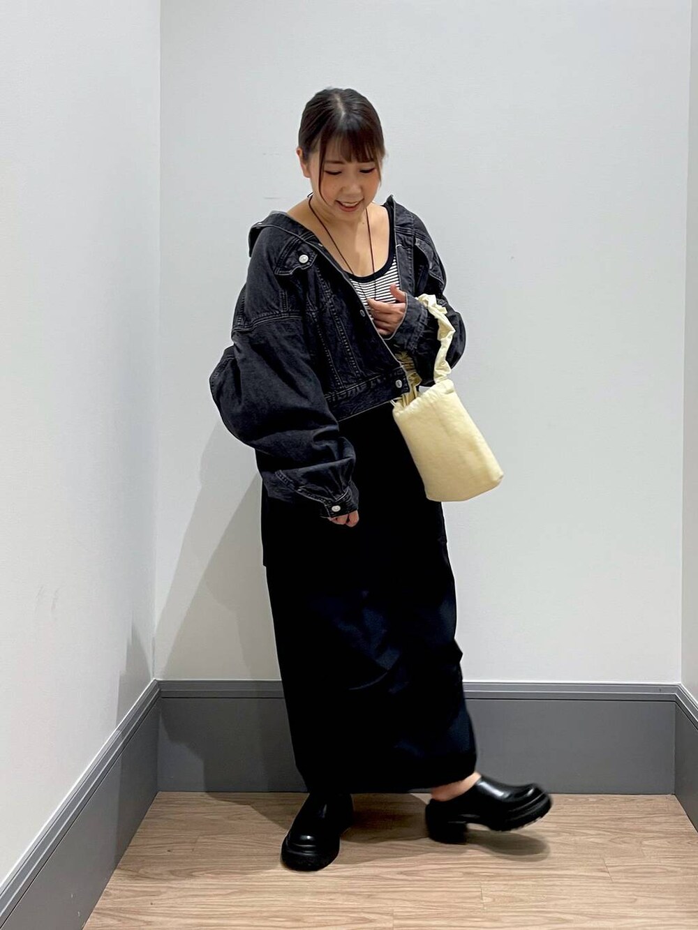 「着痩せ・細見え、体型カバー、低身長、カジュアル、差し色コーデ、LOWRYS FARM、ローリーズスタイル_LOWRYS FARM、ゆったり、スカート」｜「LOWRYS FARMのＵＳＡベーシックタンク　267044（タンクトップ、ブラック系）」を使った、よこさんさん（レディース・153cm）の夏コーディネートの6枚目の写真
