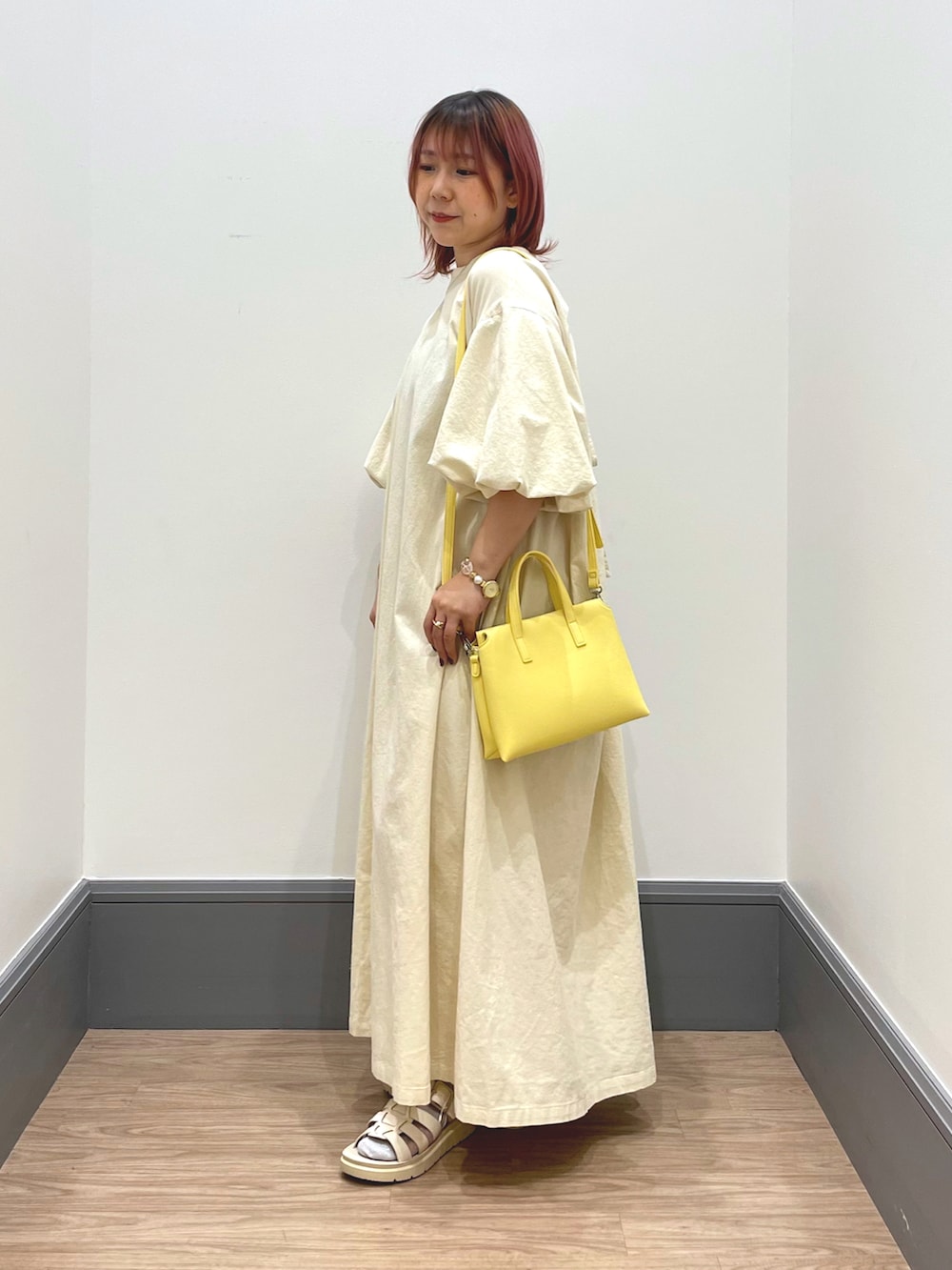 「シンプルコーデ、ワンピーススタイル、カジュアル、ラフ、淡色、白ワンピース、淡色コーデ、LOWRYS FARM、ローリーズファーム(LOWRYS FARM)」｜「LOWRYS FARMの３ＲＯＯＭ２ＷＡＹＢＡＧ　183131（ショルダーバッグ、イエロー系）」を使った、よこさんさん（レディース・153cm）の春コーディネートの2枚目の写真