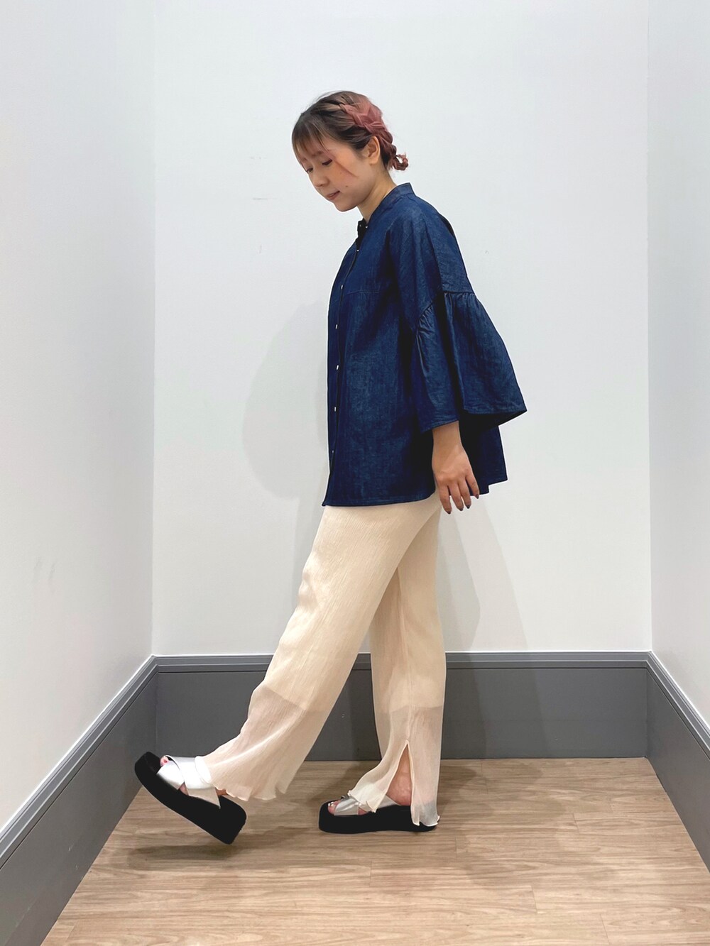 「LOWRYS FARM、オトナカジュアル、ラクチンコーデ、カジュアル、オトナ女子、春コーデ、ブルー、シアー」｜「LOWRYS FARMのバンドフリルスリーブシャツ7部袖　176301（シャツ/ブラウス、ブルー系）」を使った、よこさんさん（レディース・153cm）の春コーディネートの2枚目の写真