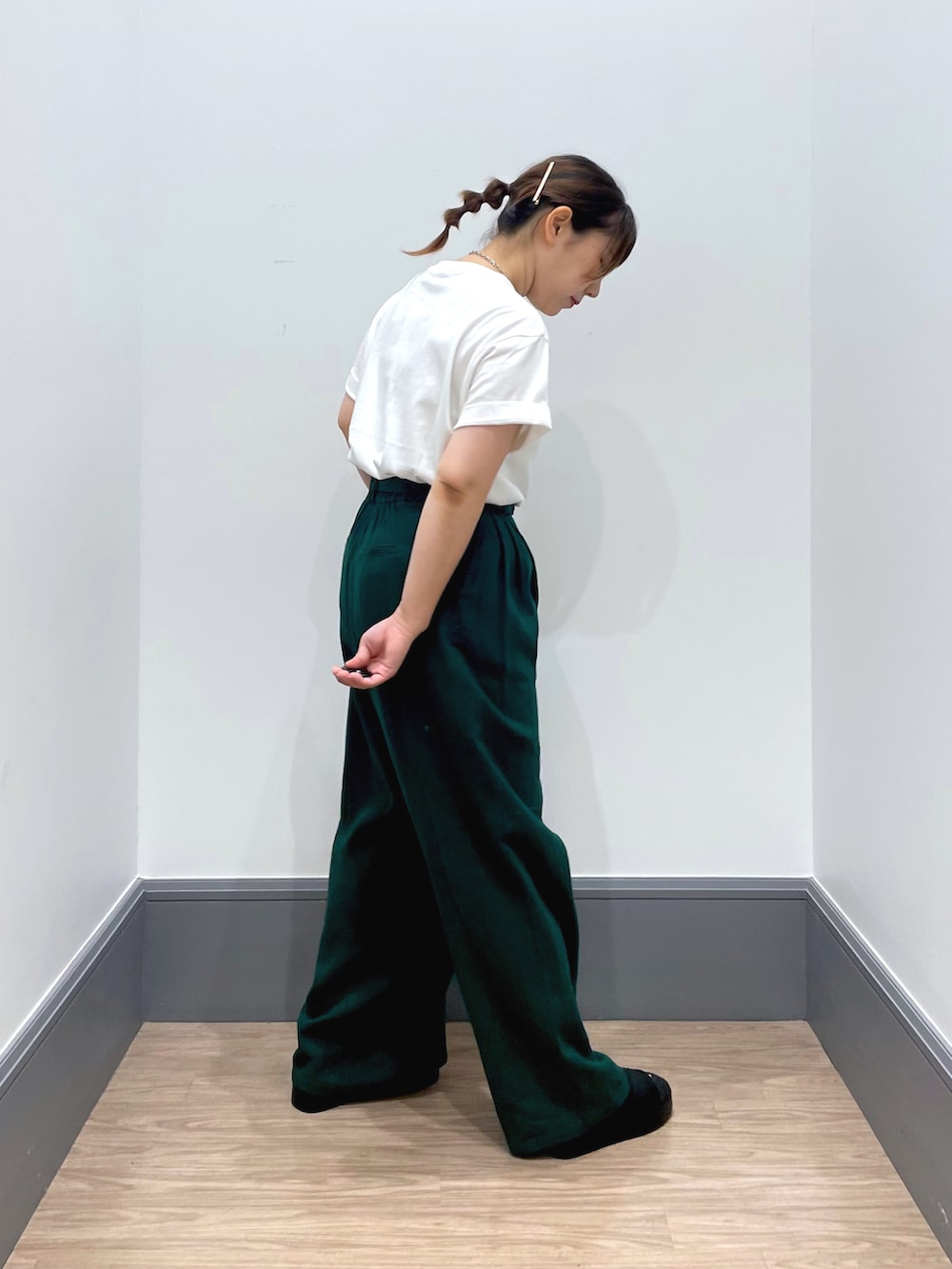「みんなの白Tフェス、ラクチンコーデ、お洒落さんとつながりたい、夏服コーデ、ゆるコーデ、着痩せコーデ、細見えコーデ、細見え、細見えパンツ、LOWRYS FARM」｜「LOWRYS FARMのプリントロゴＴシャツ　191375（Tシャツ/カットソー、ホワイト系）」を使った、よこさんさん（レディース・153cm）の夏コーディネートの5枚目の写真