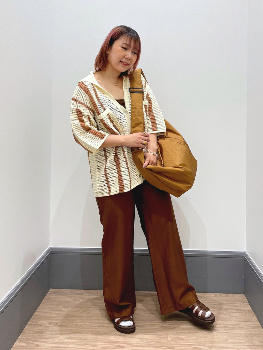 「オトナカワイイ、シンプルスタイル、春、おしゃれさんと繋がりたい、153cm、カーディガン、メッシュトップス、お出かけコーデ」｜「LOWRYS FARMのＢＩＧショルダーＢＡＧ　185349（ショルダーバッグ、イエロー系）」を使った、よこさんさん（レディース・153cm）の春コーディネートの4枚目の写真
