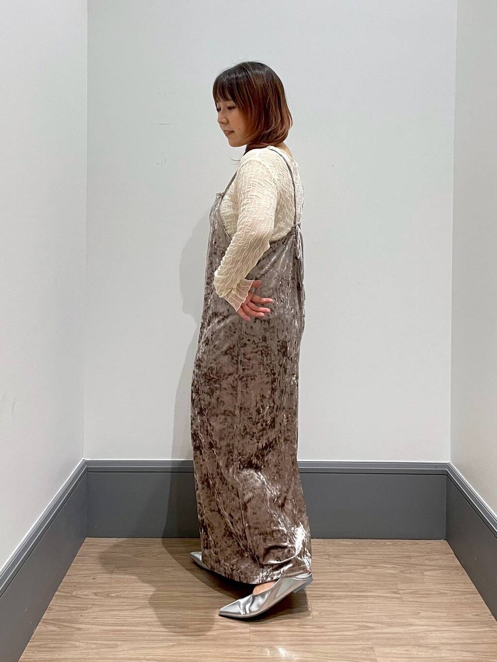 「着痩せ・細見え、体型カバー、低身長、カジュアル、差し色コーデ、LOWRYS FARM、ローリーズスタイル_LOWRYS FARM、ゆったり、ワンピース」｜「LOWRYS FARMのヘンケイシアークルーロングスリーブ　905188（Tシャツ/カットソー、ホワイト系）」を使った、よこさんさん（レディース・153cm）の夏コーディネートの2枚目の写真