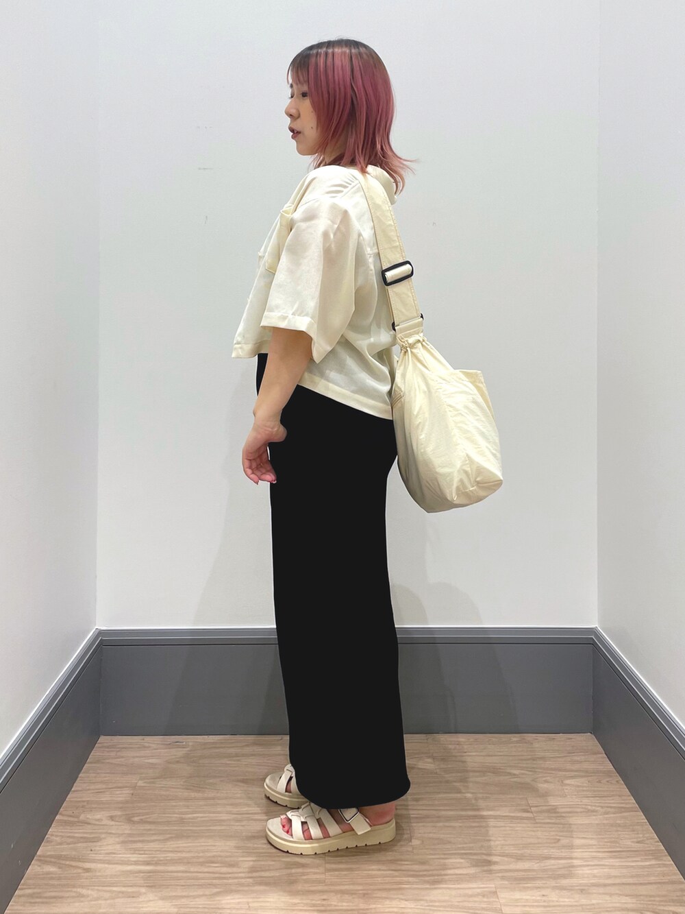 「夏コーデ、オトナ女子、ショルダーバッグ、おしゃれさんと繋がりたい、シャツ好き集まれ、ジャケット、LOWRYS FARM」|「LOWRYS FARMのスタイルUPカップアシメST 177888(タンクトップ、ホワイト系)」を使った、よこさんさん(レディース・153cm)の夏コーディネートの2枚目の写真