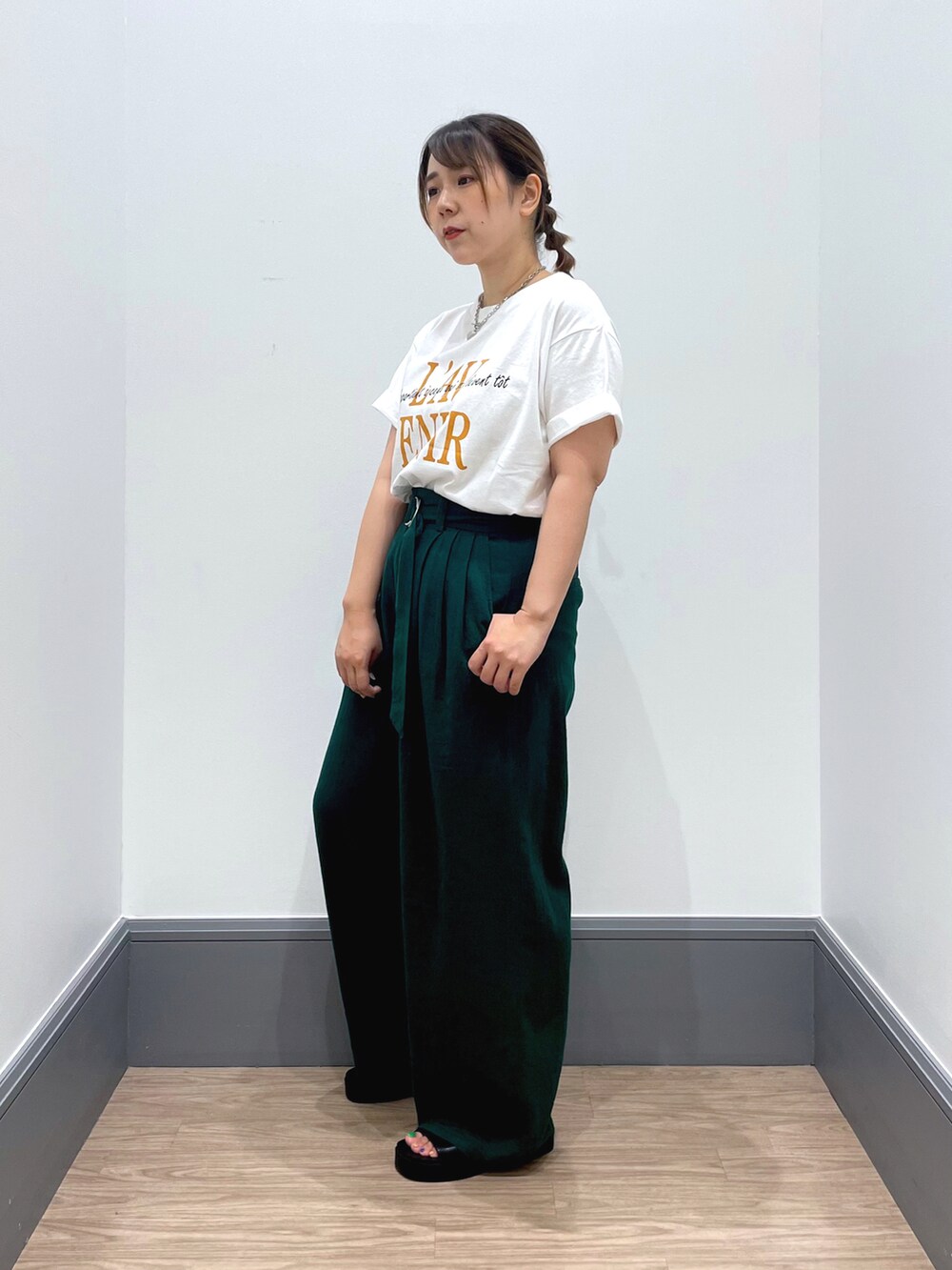 「みんなの白Tフェス、ラクチンコーデ、お洒落さんとつながりたい、夏服コーデ、ゆるコーデ、着痩せコーデ、細見えコーデ、細見え、細見えパンツ、LOWRYS FARM」｜「LOWRYS FARMのプリントロゴＴシャツ　191375（Tシャツ/カットソー、ホワイト系）」を使った、よこさんさん（レディース・153cm）の夏コーディネートの2枚目の写真