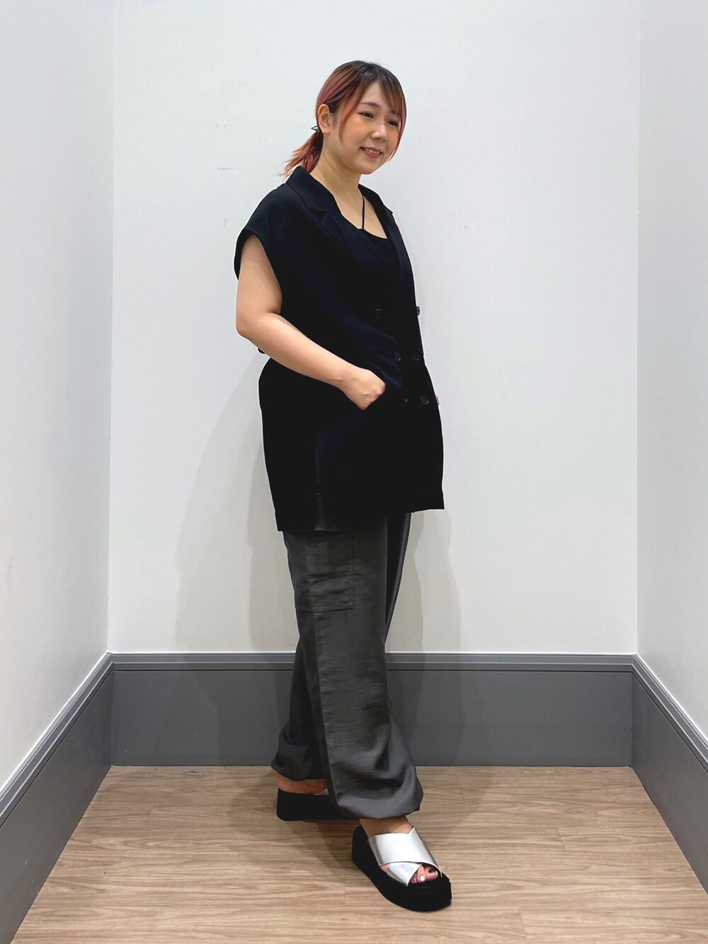 「サンダルコーデ、LOWRYS FARM、いいね、save、フォローお願いします🤑、ベスト×シャツ、シンプルコーデ、シンプル、ブラックコーデ、シルバーサンダル」｜「LOWRYS FARMのアムンゼンボリュームベスト（ジャケット/アウター、ブラック系）」を使った、よこさんさん（レディース・153cm）の春コーディネートの4枚目の写真
