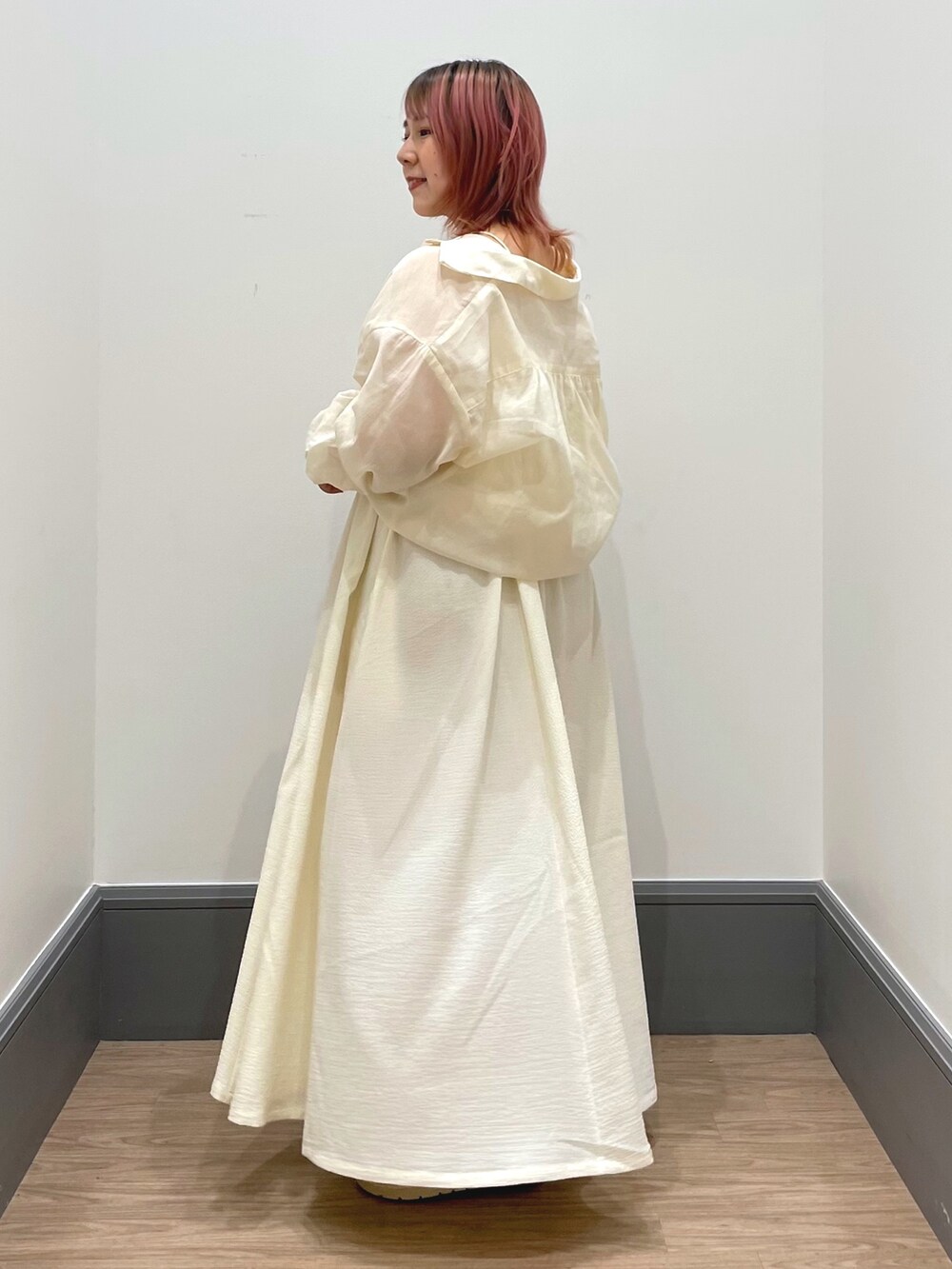 「シンプルコーデ、キレイめカジュアル、春コーデ、体型カバー、可愛い、ワンピース、サンダル、キャミワンピース、LOWRYS FARM」｜「LOWRYS FARMのシアーシャツロングスリーブ　176292（シャツ/ブラウス、ホワイト系）」を使った、よこさんさん（レディース・153cm）の夏コーディネートの2枚目の写真