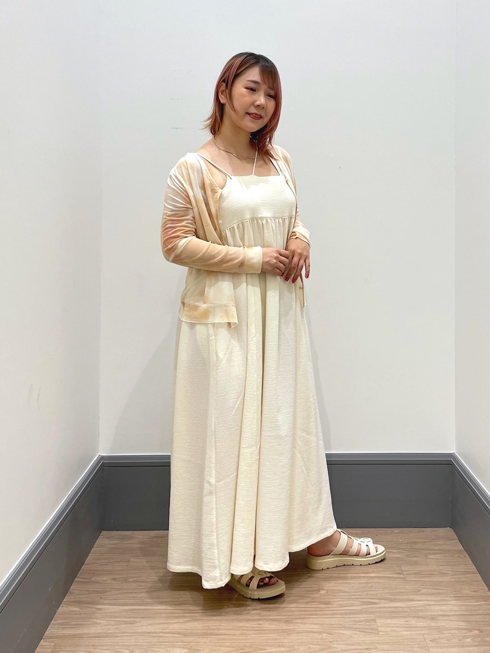 「ラクチンコーデ、サンダルコーデ、きれいめコーディネート、オトナ女子、春服、オトナカワイイ、シアー、キャミワンピ、淡色女子、LOWRYS FARM」｜「LOWRYS FARMのポコポコキャミワンピース　189533（ワンピース、ホワイト系）」を使った、よこさんさん（レディース・153cm）の春コーディネートの3枚目の写真