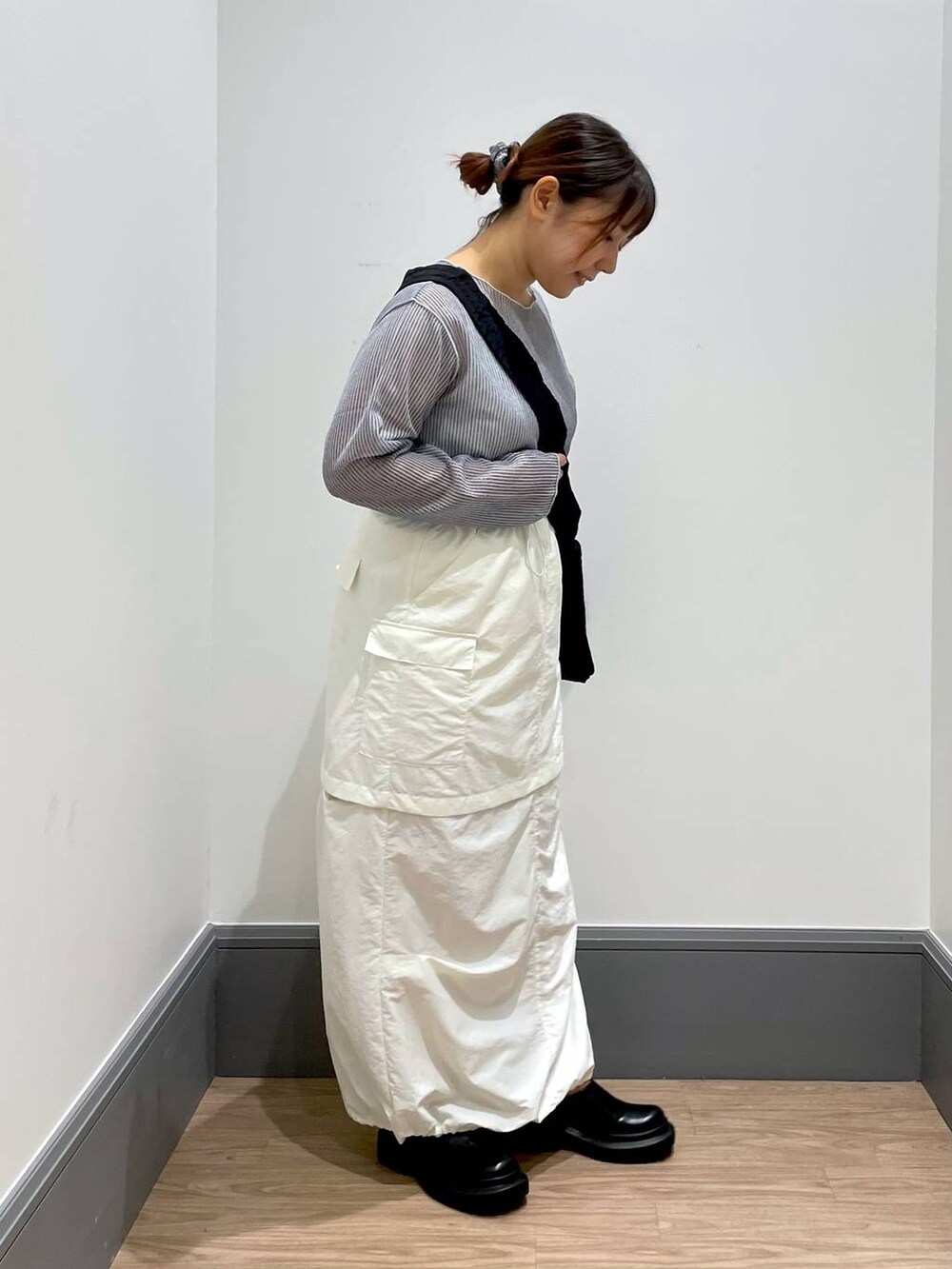 「着痩せ・細見え、体型カバー、低身長、カジュアル、差し色コーデ、LOWRYS FARM、ローリーズスタイル_LOWRYS FARM、ゆったり、スカート」|「LOWRYS FARMの2WAYシアーラッセルロングスリーブ 191371(シャツ/ブラウス、ブルー系)」を使った、よこさんさん(レディース・153cm)の夏コーディネートの4枚目の写真