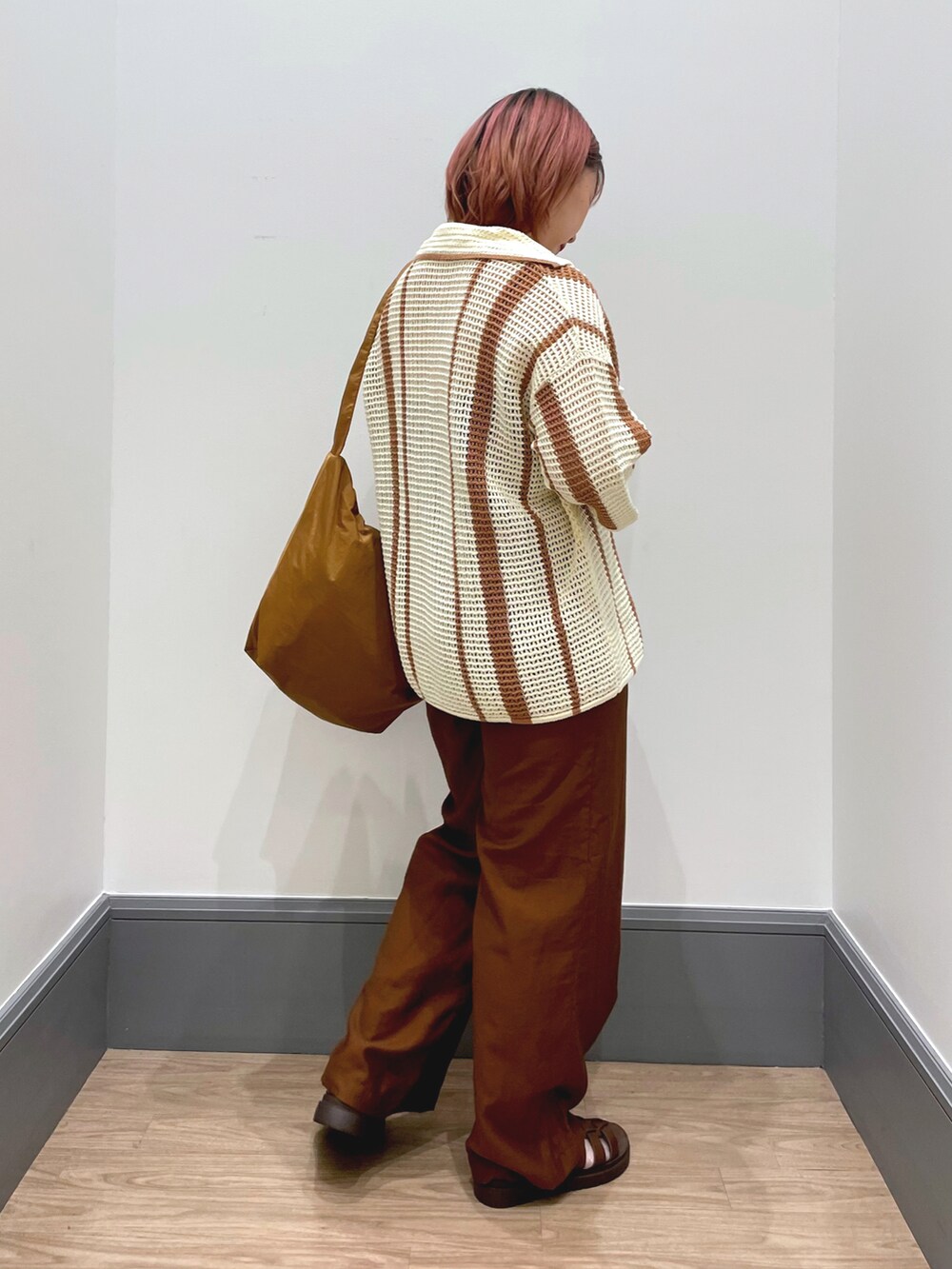 「オトナカワイイ、シンプルスタイル、春、おしゃれさんと繋がりたい、153cm、カーディガン、メッシュトップス、お出かけコーデ」｜「LOWRYS FARMのＢＩＧショルダーＢＡＧ　185349（ショルダーバッグ、イエロー系）」を使った、よこさんさん（レディース・153cm）の春コーディネートの3枚目の写真
