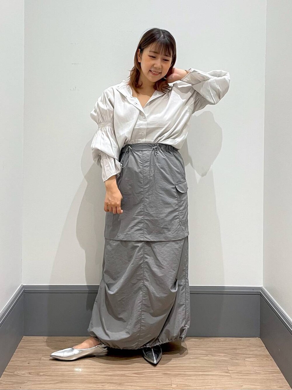 「着痩せ・細見え、体型カバー、低身長、カジュアル、差し色コーデ、LOWRYS FARM、ローリーズスタイル_LOWRYS FARM、ゆったり、スカート」｜「LOWRYS FARMのシャーリングシャツロングスリーブ　966641（シャツ/ブラウス、ホワイト系）」を使った、よこさんさん（レディース・153cm）の夏コーディネートの4枚目の写真