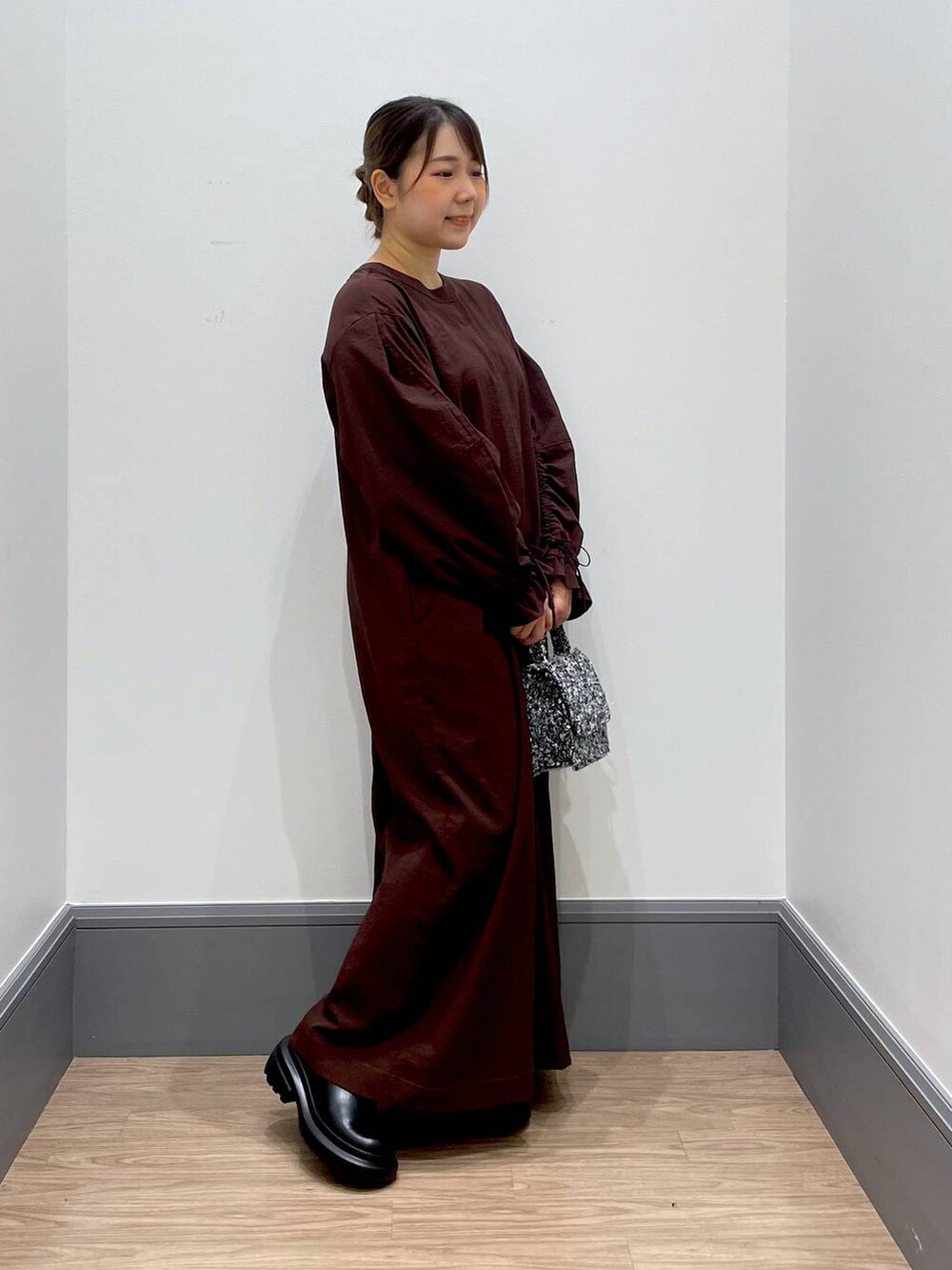 「着痩せ・細見え、体型カバー、低身長、カジュアル、差し色コーデ、LOWRYS FARM、ローリーズスタイル_LOWRYS FARM、ゆったり、ワンピース」｜「LOWRYS FARMのツイードチェーンショルダーＢＡＧ　 966006（ショルダーバッグ、ブラック系）」を使った、よこさんさん（レディース・153cm）の夏コーディネートの4枚目の写真