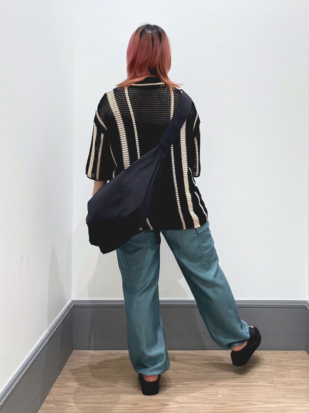 「お出かけコーデ、シンプルスタイル、ラフ、おしゃれさんと繋がりたい、ショルダーバッグ、ニット、カーディガン、カーゴパンツ」|「LOWRYS FARMのメッシュポケツキカーディガン 194639(ニット/セーター、ブラック系)」を使った、よこさんさん(レディース・153cm)の夏コーディネートの3枚目の写真