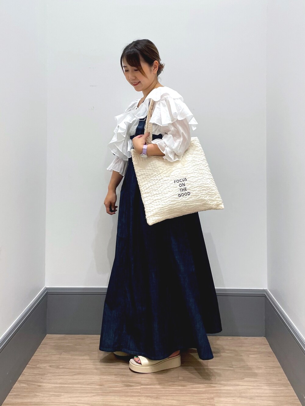 「LOWRYS FARM、カジュアルコーデ、夏コーデ、低身長女子、オトナカワイイ、お洒落さんとつながりたい、骨格ストレート、ブラウス」｜「LOWRYS FARMのデニムジャンスカ　964452（ジャンパースカート、ブルー系）」を使った、よこさんさん（レディース・153cm）の夏コーディネートの2枚目の写真