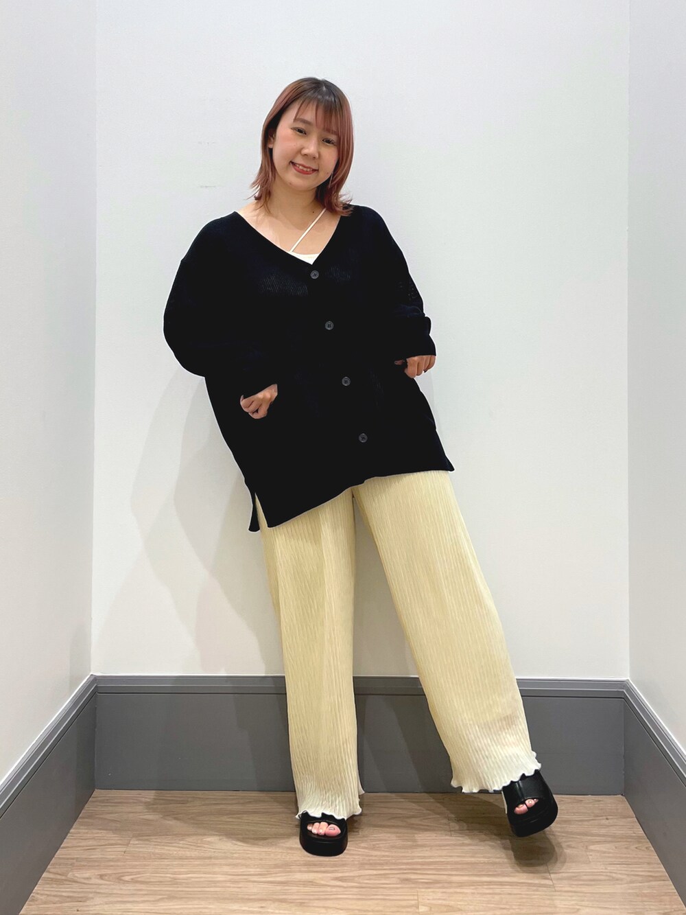 「LOWRYS FARM、サンダル、パンツコーデ、初夏コーデ、低身長女子、ラクチンコーデ、いいね、save、フォローお願いします🤑、リラックススタイル、ラフコーデ」|「LOWRYS FARMのハイゲージミドルカーディガンロングスリーブ 178902(カーディガン/ボレロ、ブラック系)」を使った、よこさんさん(レディース・153cm)の春コーディネートの2枚目の写真