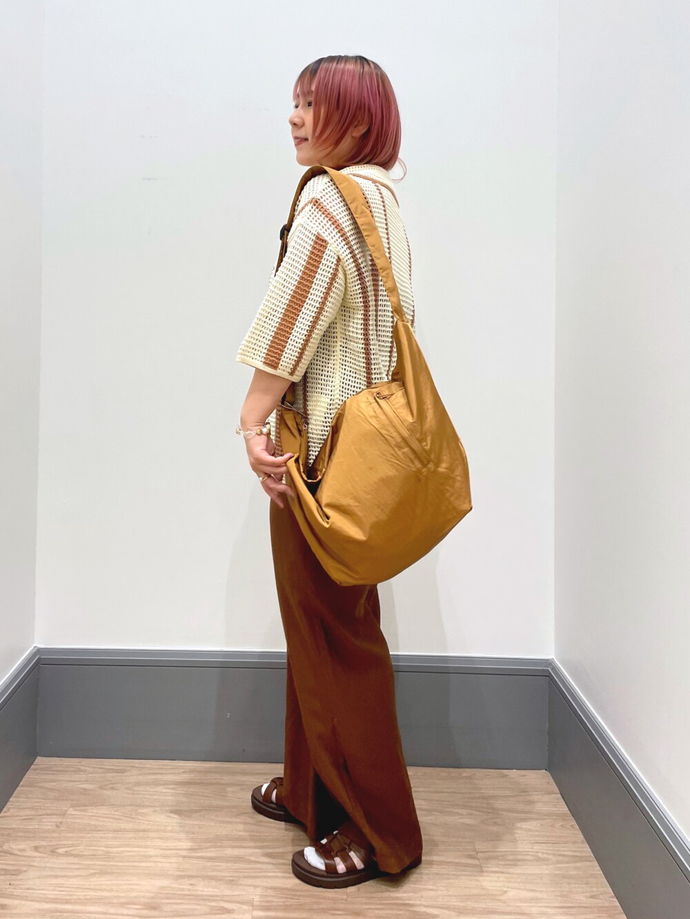「オトナカワイイ、シンプルスタイル、春、おしゃれさんと繋がりたい、153cm、カーディガン、メッシュトップス、お出かけコーデ」｜「LOWRYS FARMのＢＩＧショルダーＢＡＧ　185349（ショルダーバッグ、イエロー系）」を使った、よこさんさん（レディース・153cm）の春コーディネートの2枚目の写真