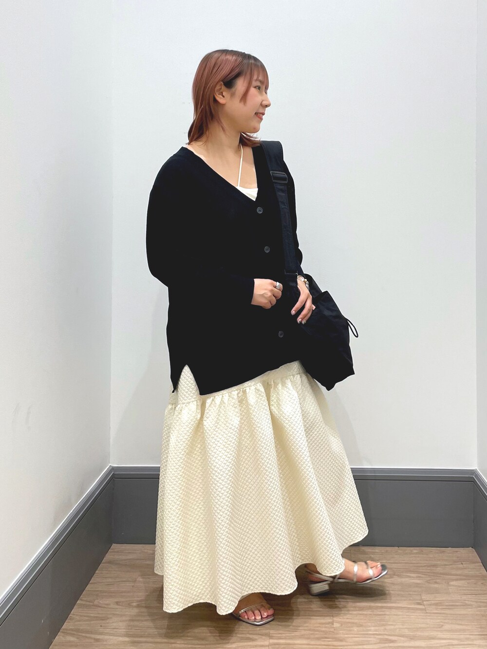 「シンプルスタイル、オトナカジュアル、低身長女子、カーディガン、カジュアルガーリー、春服、オトナカワイイ、ロングスカート、タンクトップ、アシメタンクトップ、LOWRYS FARM」｜「LOWRYS FARMのハイゲージミドルカーディガンロングスリーブ　178902（カーディガン/ボレロ、ブラック系）」を使った、よこさんさん（レディース・153cm）の春コーディネートの3枚目の写真