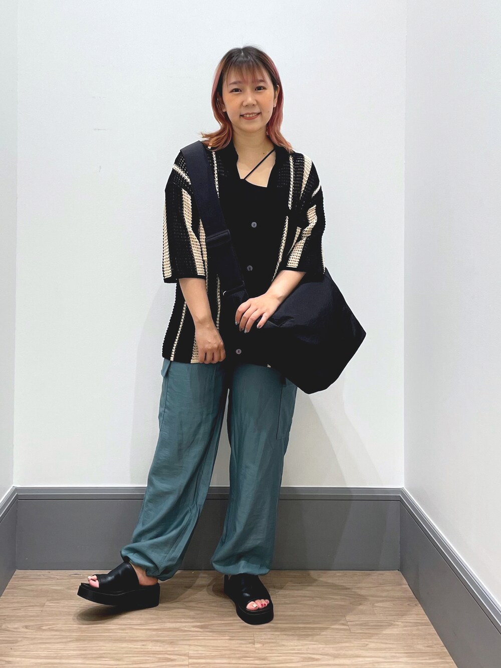 「お出かけコーデ、シンプルスタイル、ラフ、おしゃれさんと繋がりたい、ショルダーバッグ、ニット、カーディガン、カーゴパンツ」|「LOWRYS FARMのメッシュポケツキカーディガン 194639(ニット/セーター、ブラック系)」を使った、よこさんさん(レディース・153cm)の夏コーディネートの4枚目の写真