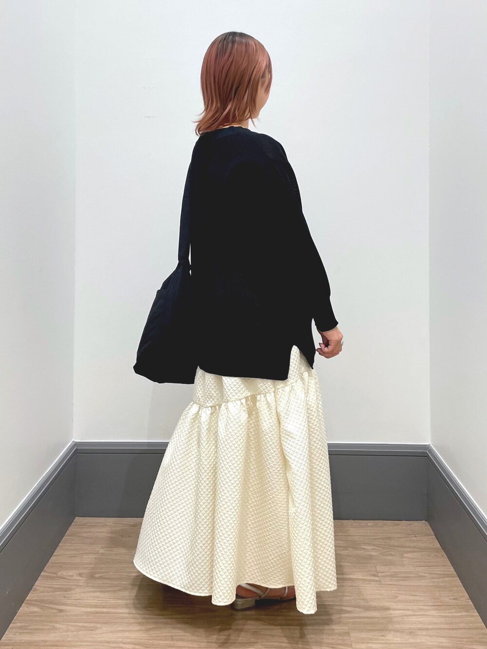 「シンプルスタイル、オトナカジュアル、低身長女子、カーディガン、カジュアルガーリー、春服、オトナカワイイ、ロングスカート、タンクトップ、アシメタンクトップ、LOWRYS FARM」｜「LOWRYS FARMのハイゲージミドルカーディガンロングスリーブ　178902（カーディガン/ボレロ、ブラック系）」を使った、よこさんさん（レディース・153cm）の春コーディネートの2枚目の写真