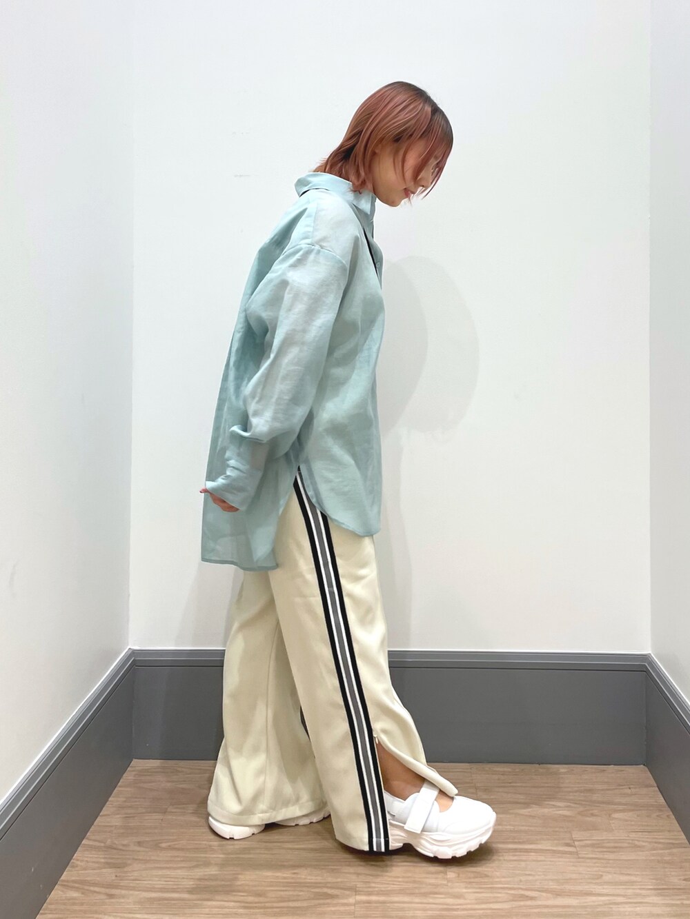 「シンプルコーデ、おしゃれさんと繋がりたい、パンツコーデ、春コーデ、いいね、save、フォローお願いします🤑、低身長、タンクトップ、オトナカジュアル、シアーシャツ」|「LOWRYS FARMのシアーシャツロングスリーブ 176292(シャツ/ブラウス、グリーン系)」を使った、よこさんさん(レディース・153cm)の春コーディネートの4枚目の写真