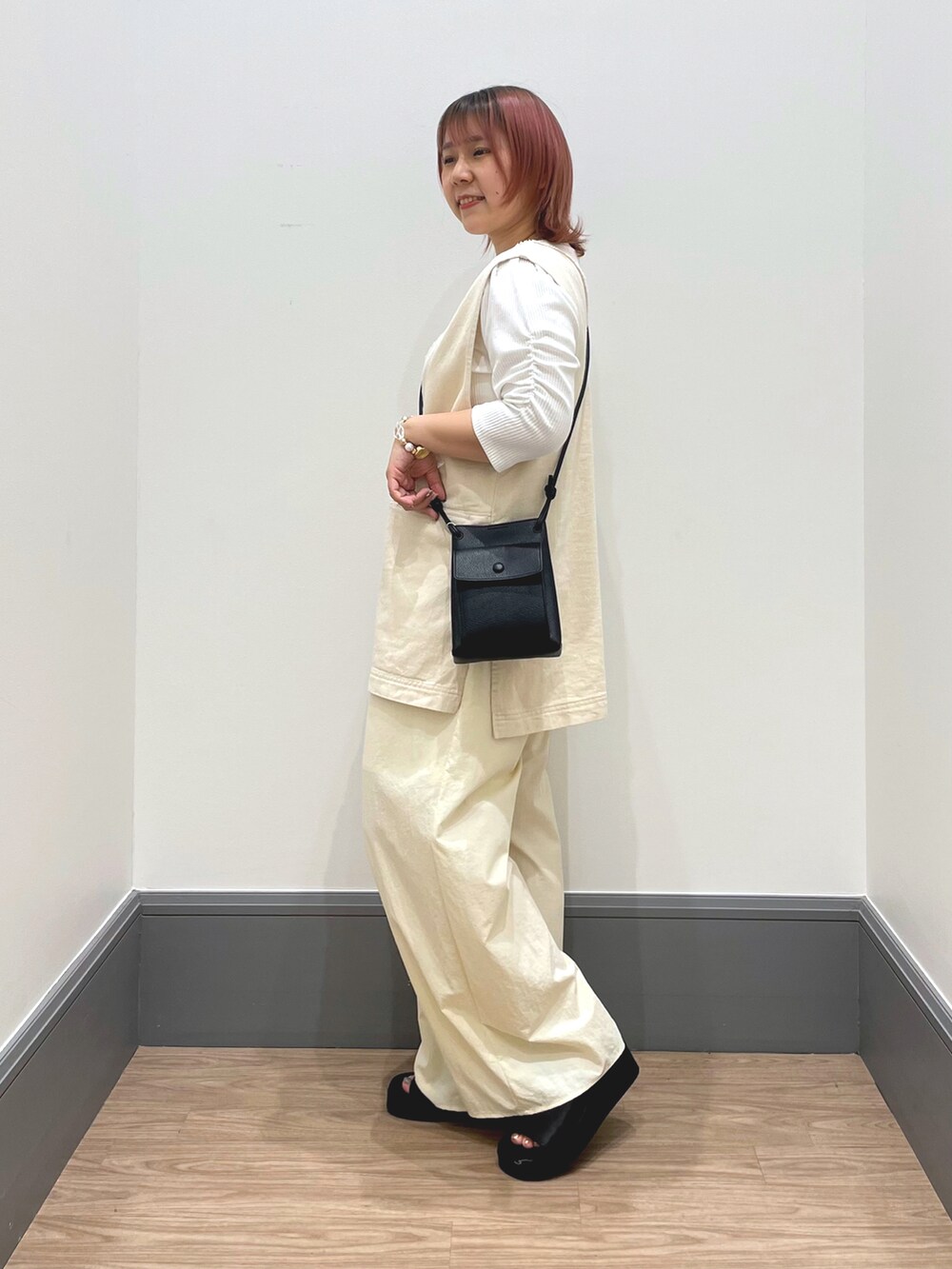 「LOWRYS FARM、おしゃれさんと繋がりたい、大人カジュアル、カジュアル、パンツスタイル、いいね、save、フォローお願いします🤑、体型カバー、ホワイトコーデ、モノトーン、モノトーンコーデ」|「LOWRYS FARMの2ポケミニショルダーBAG 171119(ショルダーバッグ、ブラック系)」を使った、よこさんさん(レディース・153cm)の春コーディネートの2枚目の写真