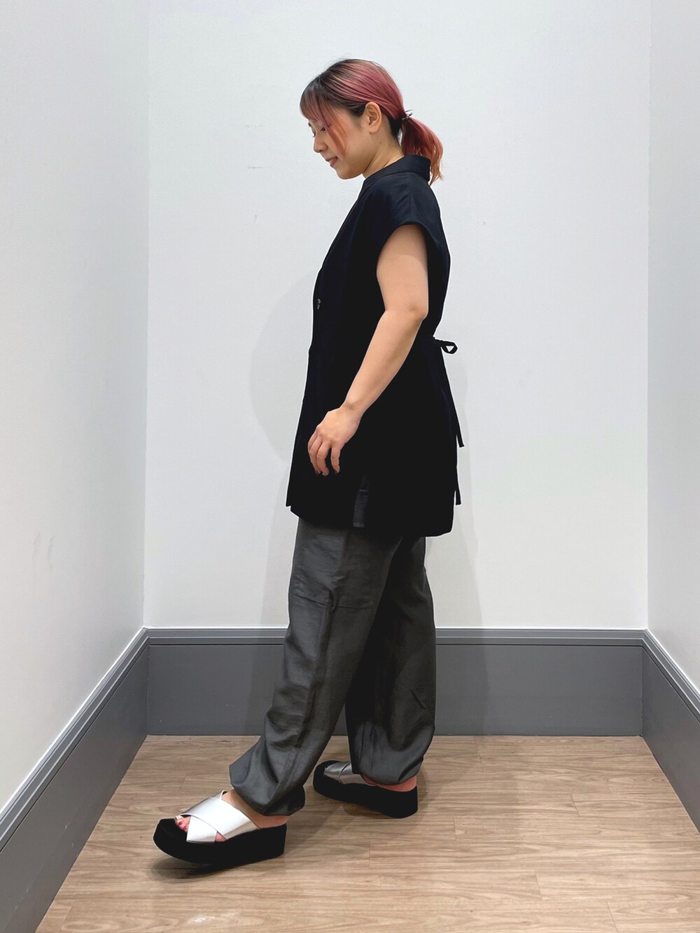 「サンダルコーデ、LOWRYS FARM、いいね、save、フォローお願いします🤑、ベスト×シャツ、シンプルコーデ、シンプル、ブラックコーデ、シルバーサンダル」｜「LOWRYS FARMのアムンゼンボリュームベスト（ジャケット/アウター、ブラック系）」を使った、よこさんさん（レディース・153cm）の春コーディネートの2枚目の写真