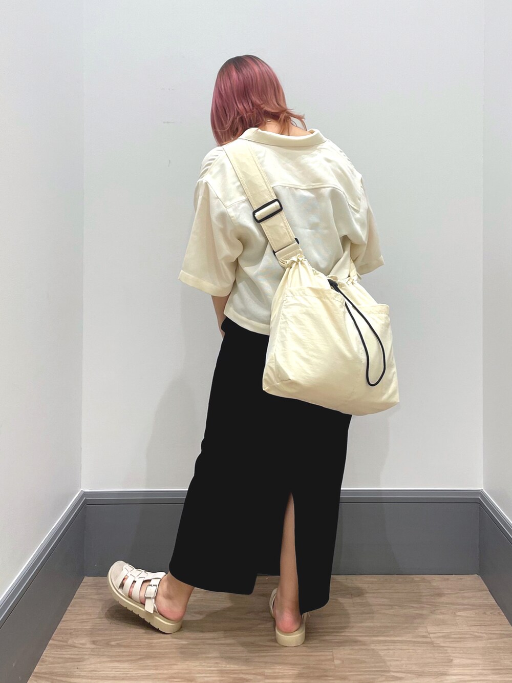 「夏コーデ、オトナ女子、ショルダーバッグ、おしゃれさんと繋がりたい、シャツ好き集まれ、ジャケット、LOWRYS FARM」|「LOWRYS FARMのスタイルUPカップアシメST 177888(タンクトップ、ホワイト系)」を使った、よこさんさん(レディース・153cm)の夏コーディネートの3枚目の写真